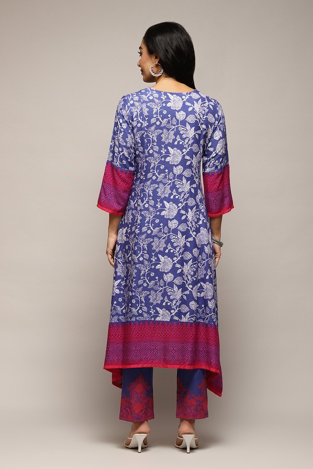 Off White Viscose Straight Printed Kurta Pant Suit Set image number 4