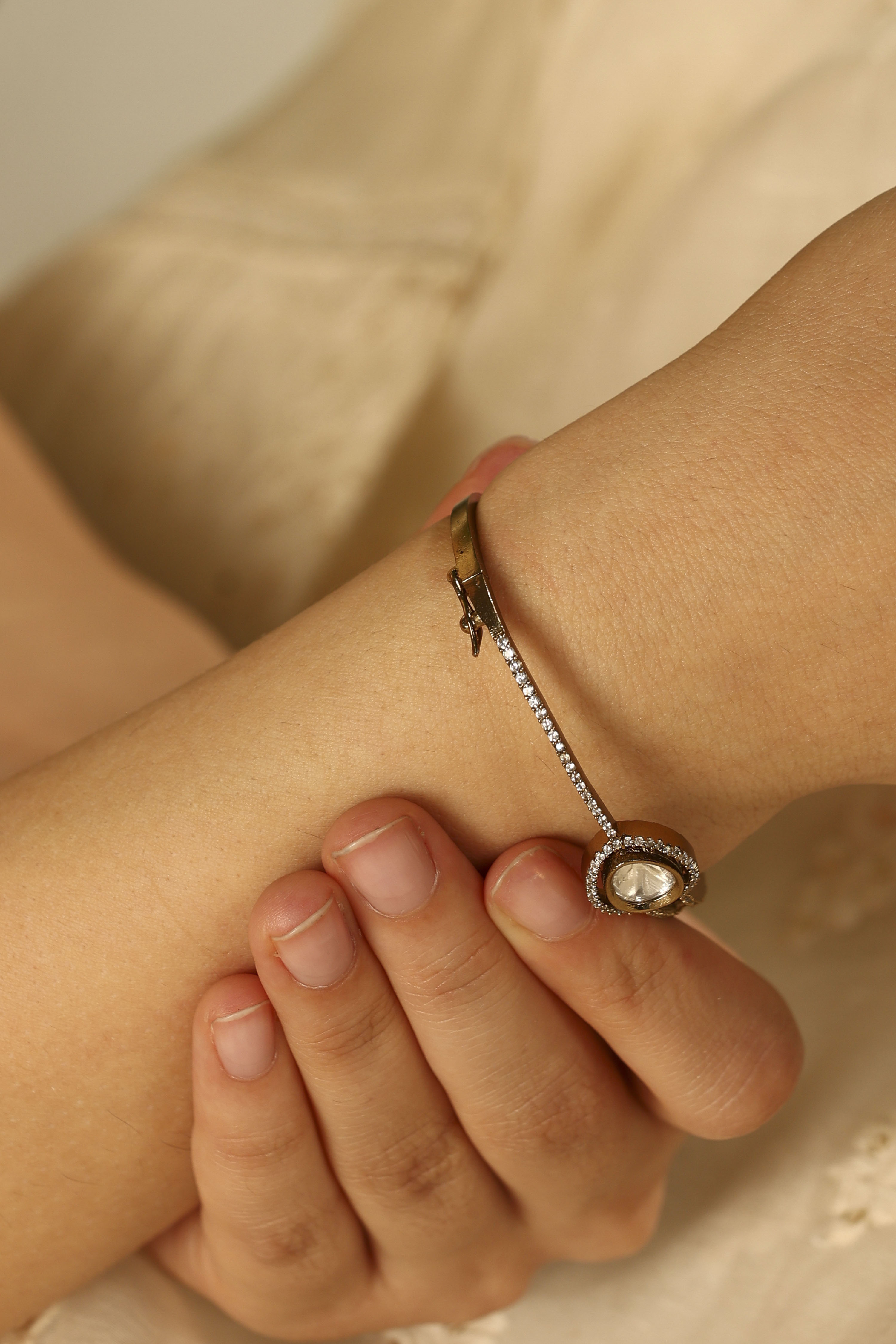 White Plastic Bracelet image number 3