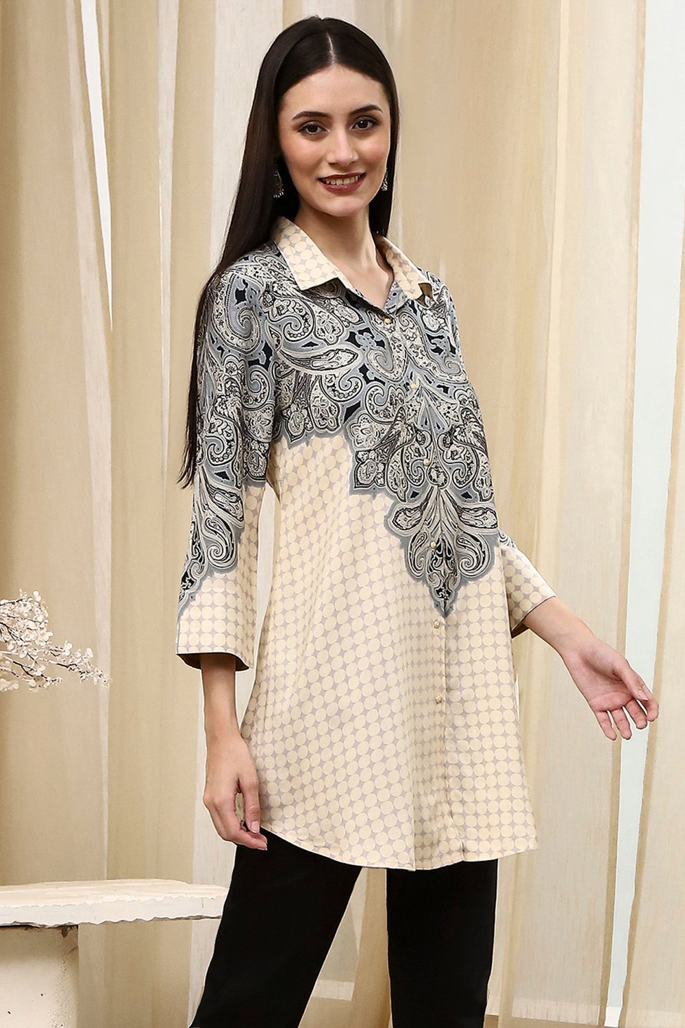 Black Printed Shirt-Style Straight Short Kurta image number 4