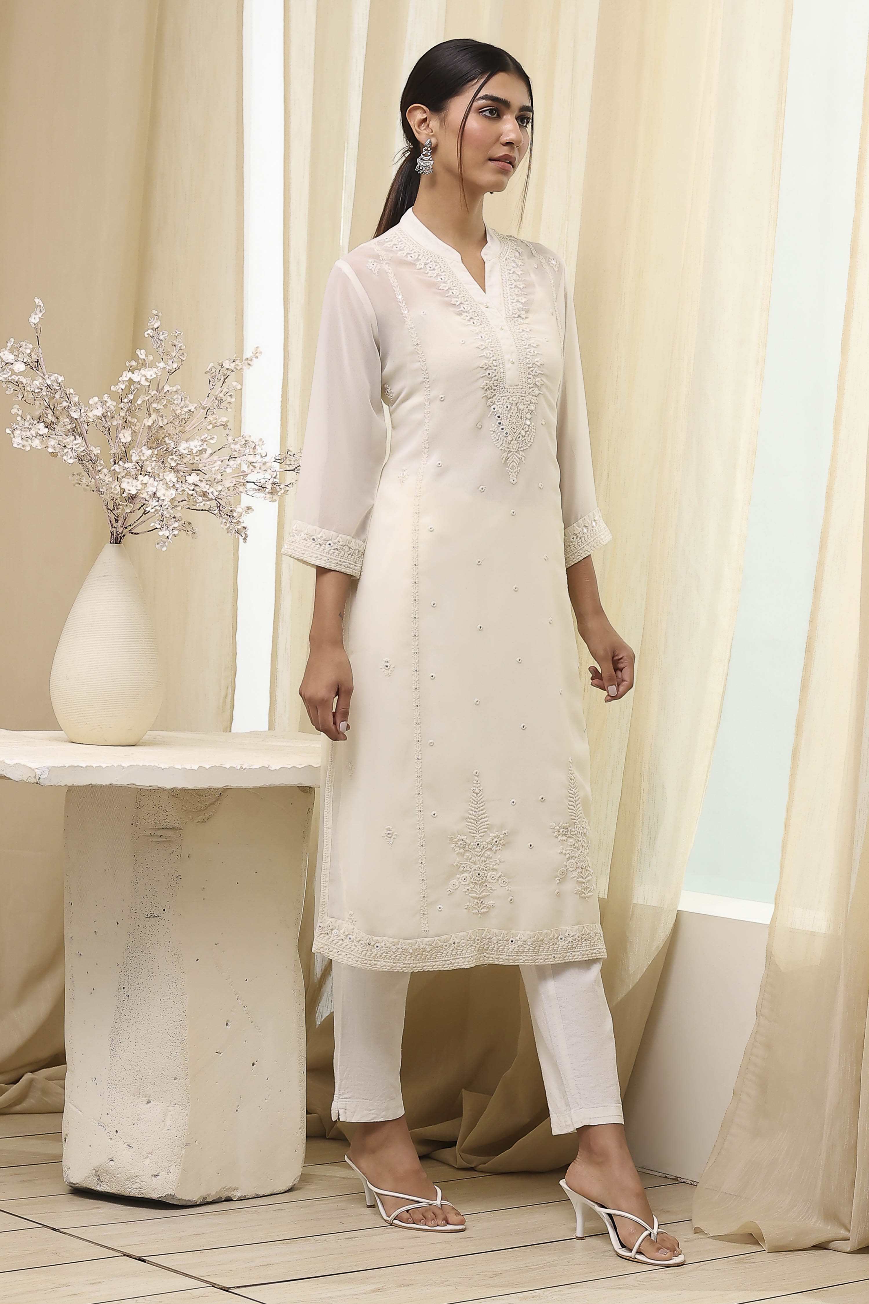 Off-White Embroidered Straight Kurta image number 4