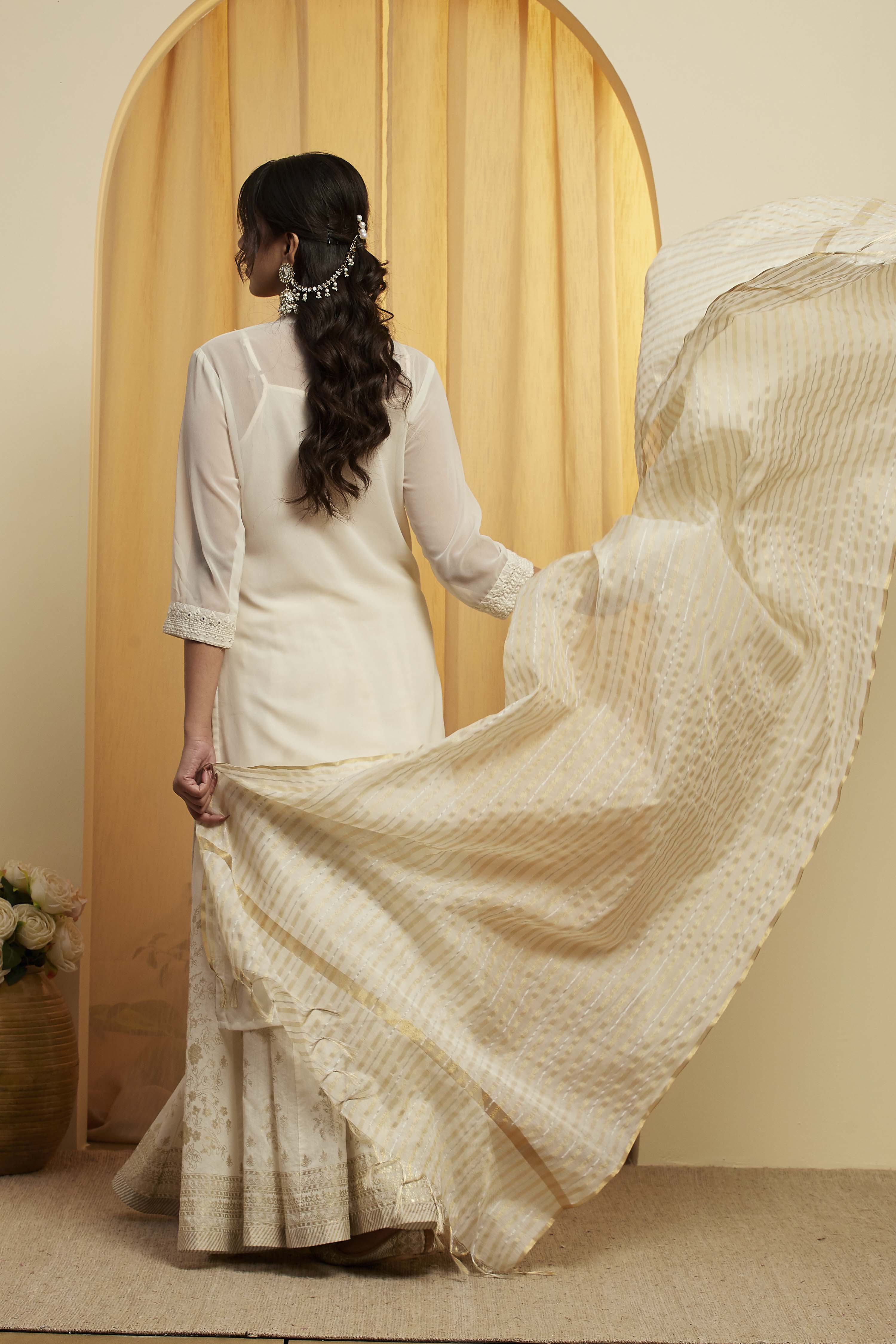 Off White & Gold Toned Woven Motif Dupatta image number 4