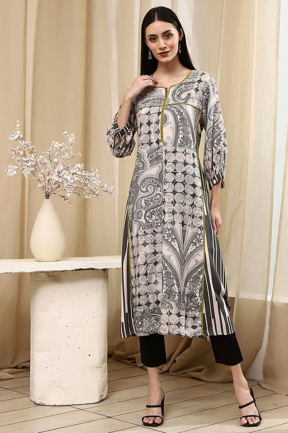 Ivory and Grey Printed Straight Kurta image number 5