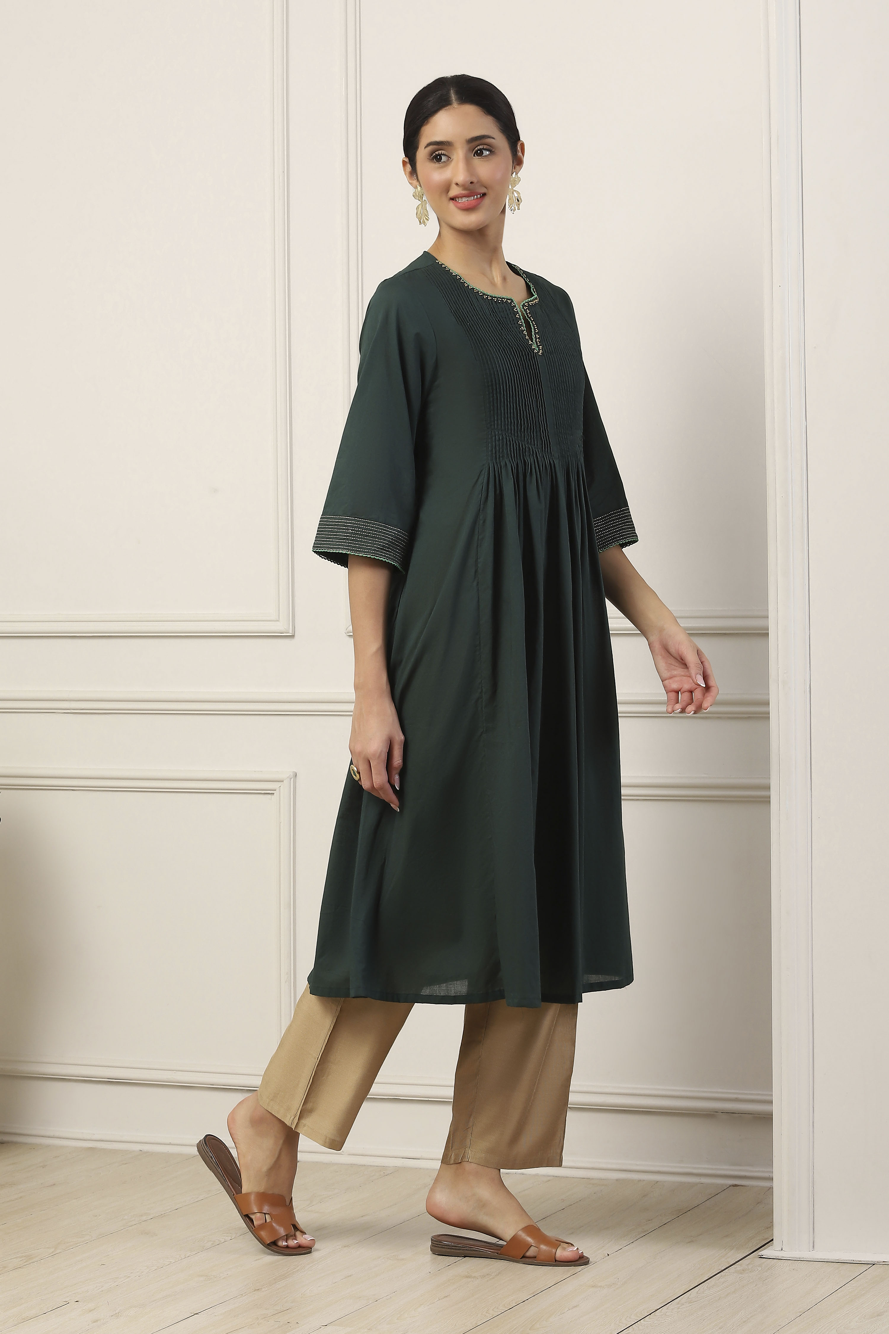Green Cotton Solid Pleated A-Line Kurta image number 4