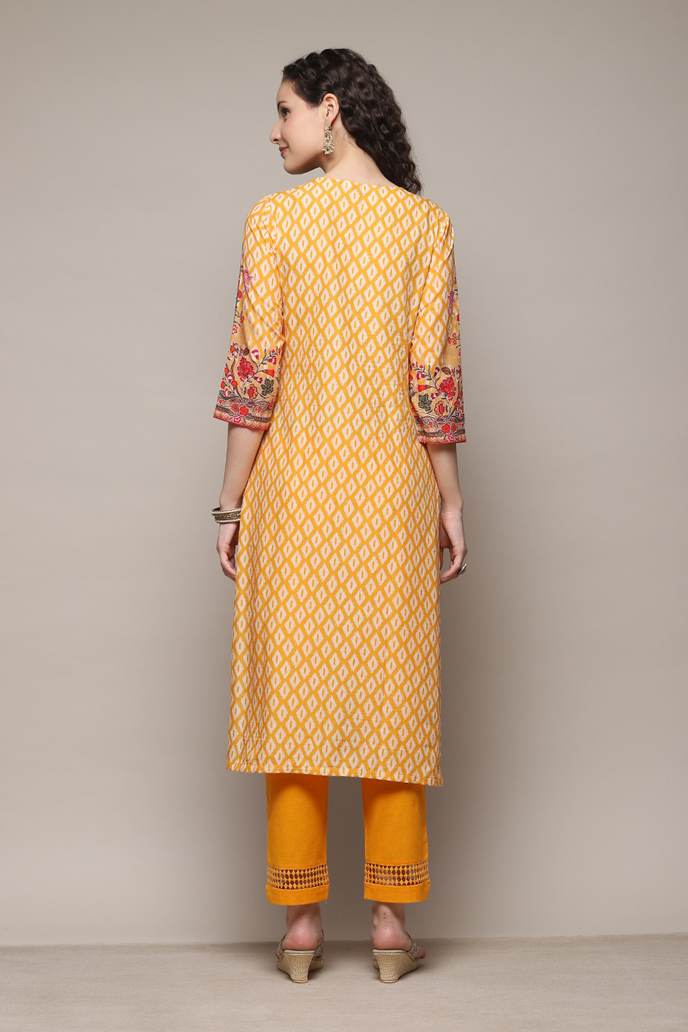 Yellow Cotton Straight Printed Kurta Slim Pant Suit Set image number 4
