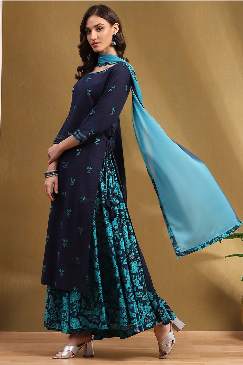 Blue Cotton Yard Dyed Straight Suit Set image number 3
