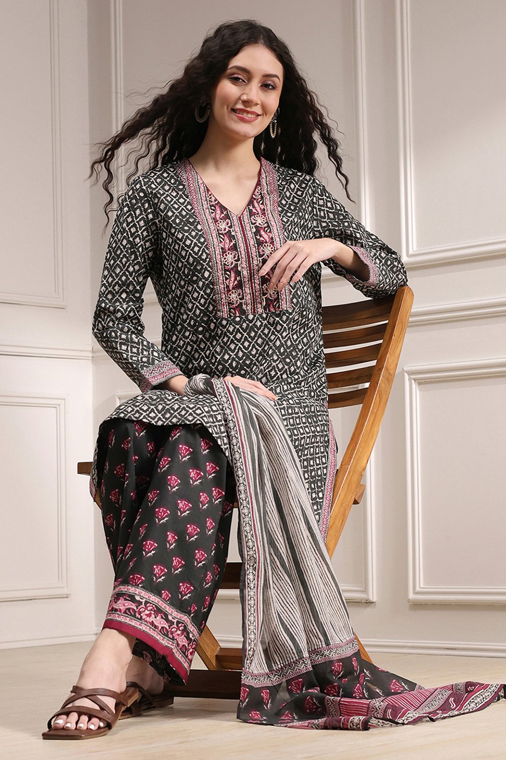 Black Cotton Printed Straight Suit Set image number 0