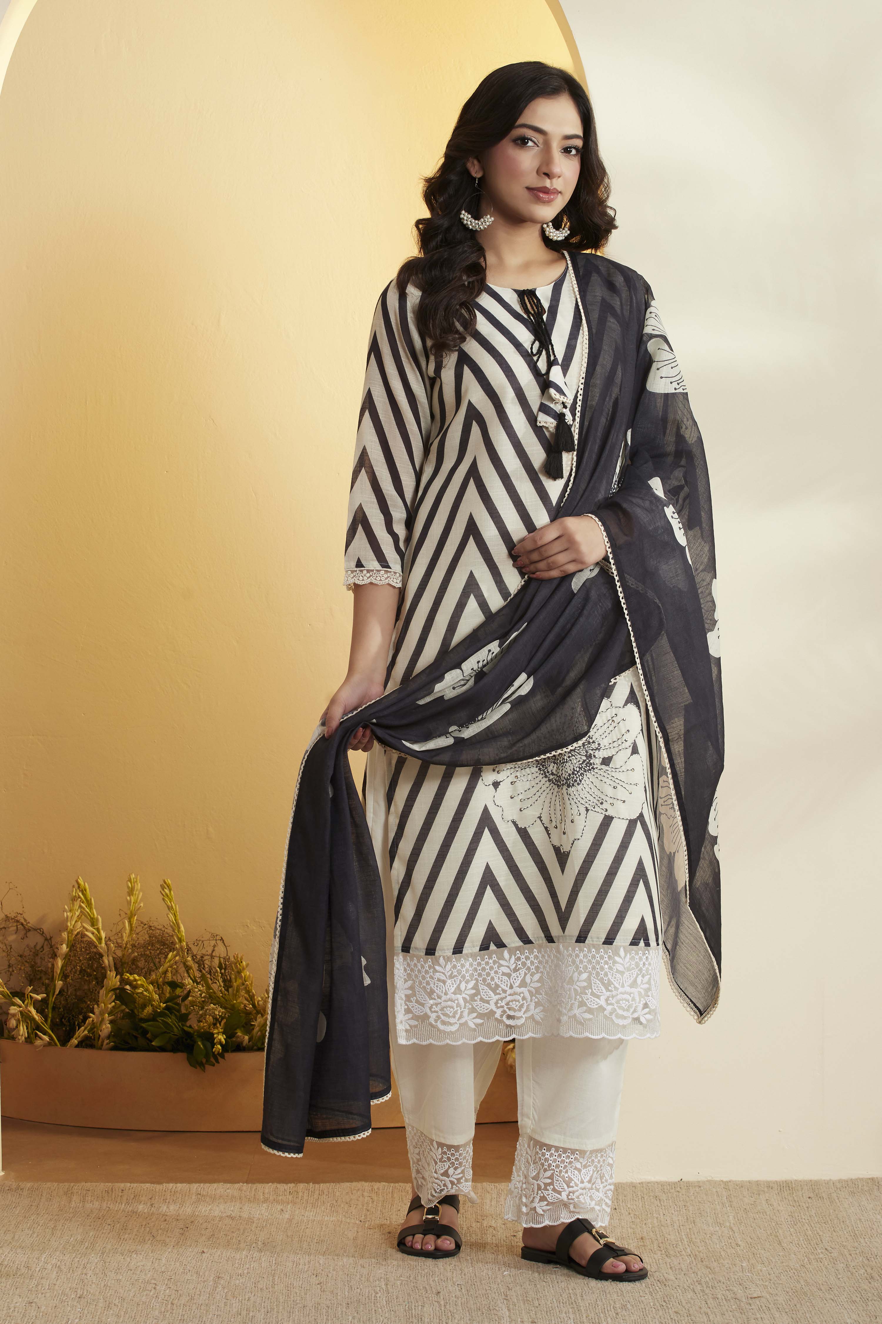 Black & White Printed Cotton Straight Kurta Set image number 4