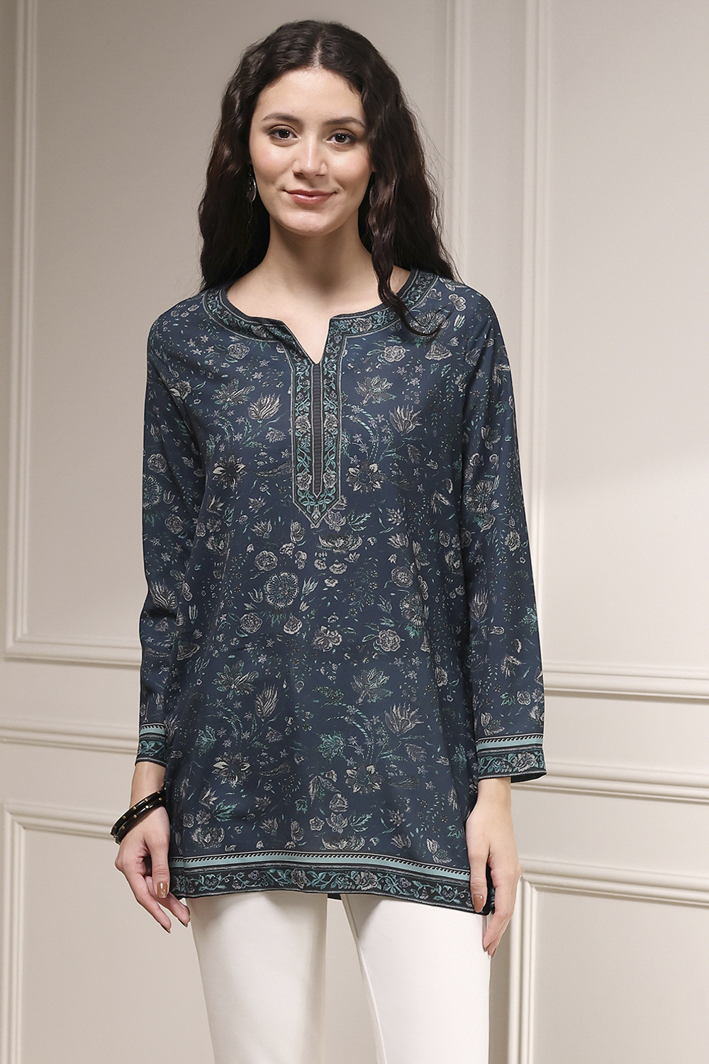 Indigo Polyester Straight Printed Short Kurta image number 5