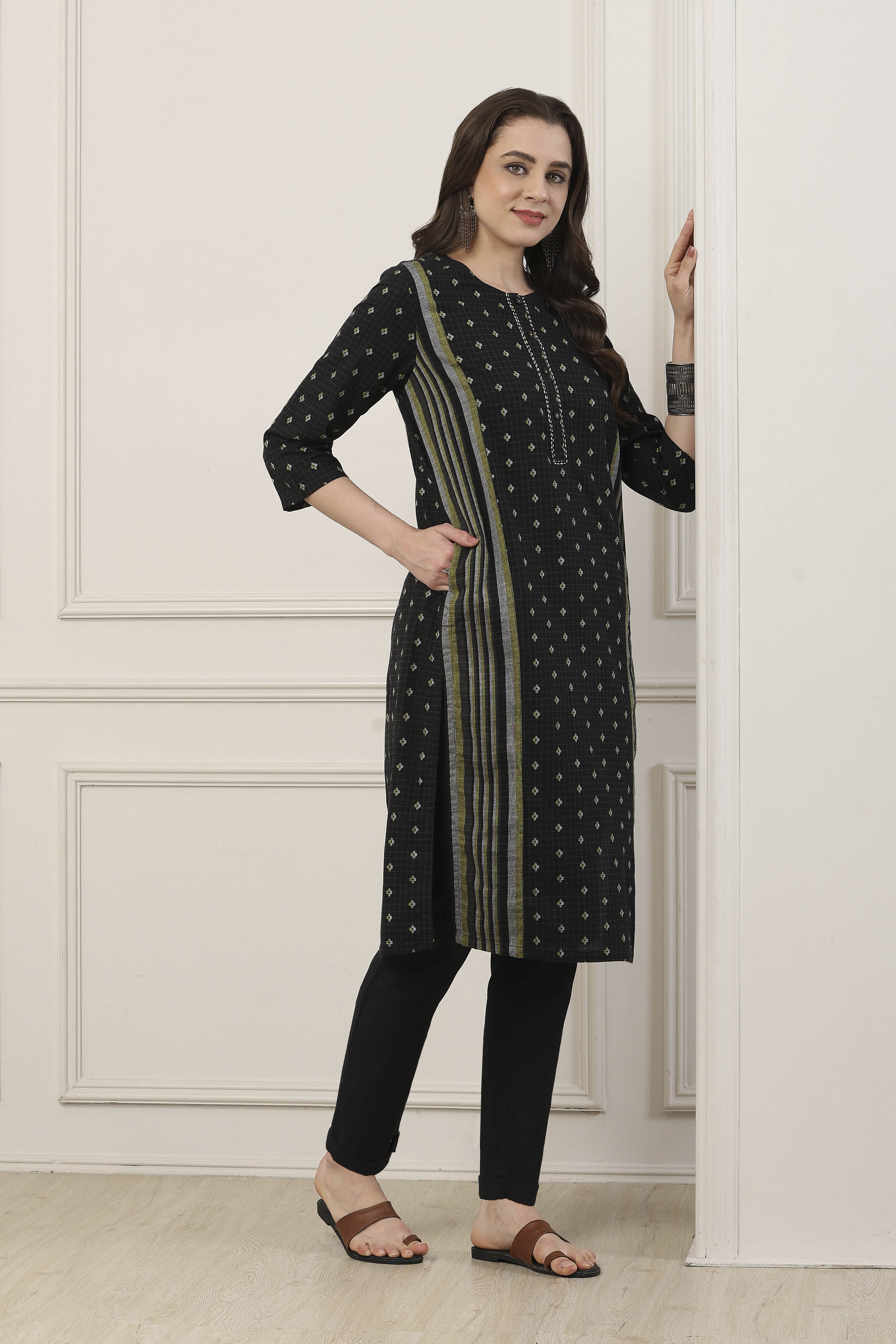 Black Cotton Floral Striped Straight Kurta image number 1