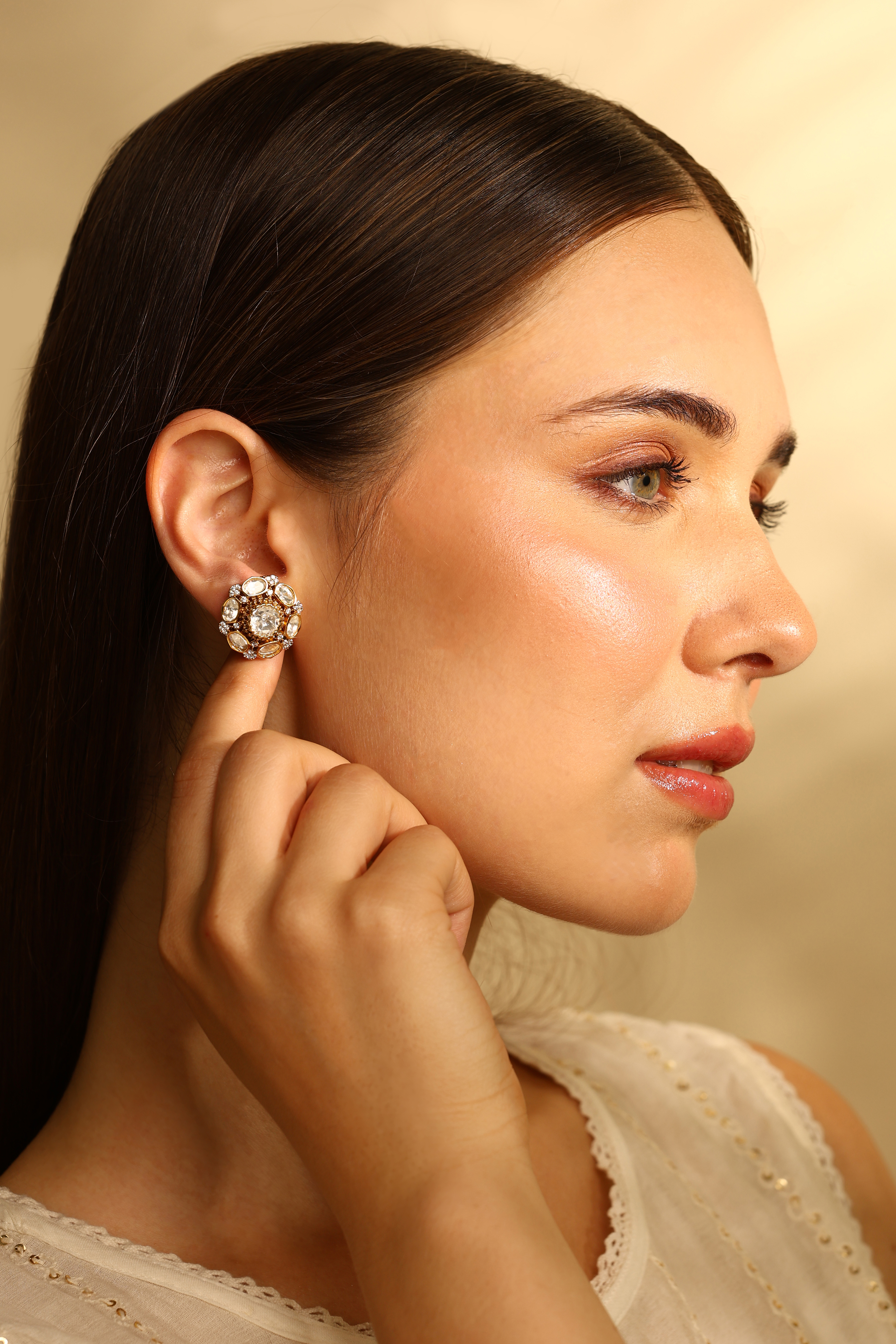 White Brass Gold-Plated Floral Stud Earrings image number 3