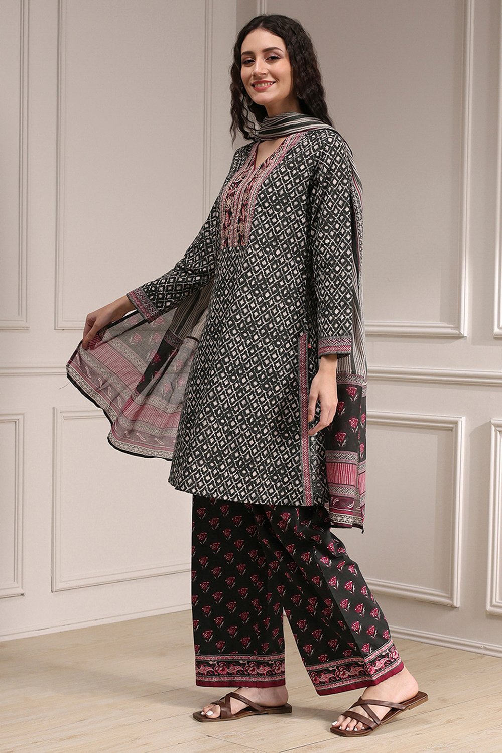 Black Cotton Printed Straight Suit Set image number 3
