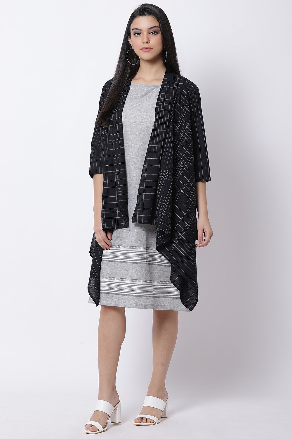 Grey Kurta And Lapel Cascade Yarndyed Shrug image number 2