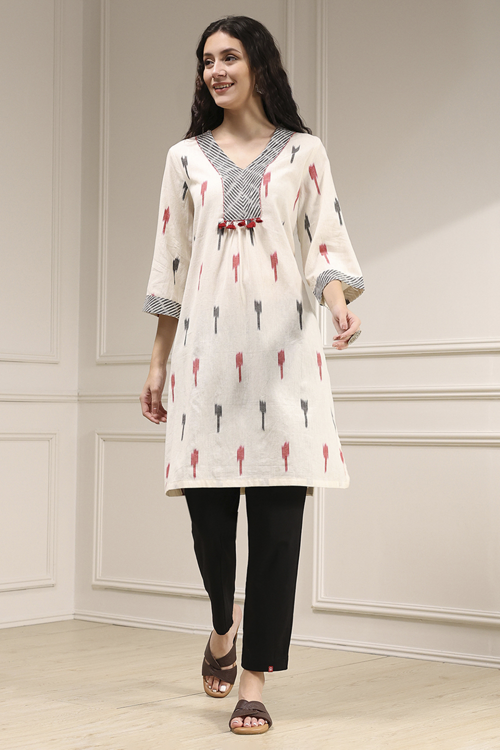 Off-White Cotton Ikat Straight Kurta image number 5