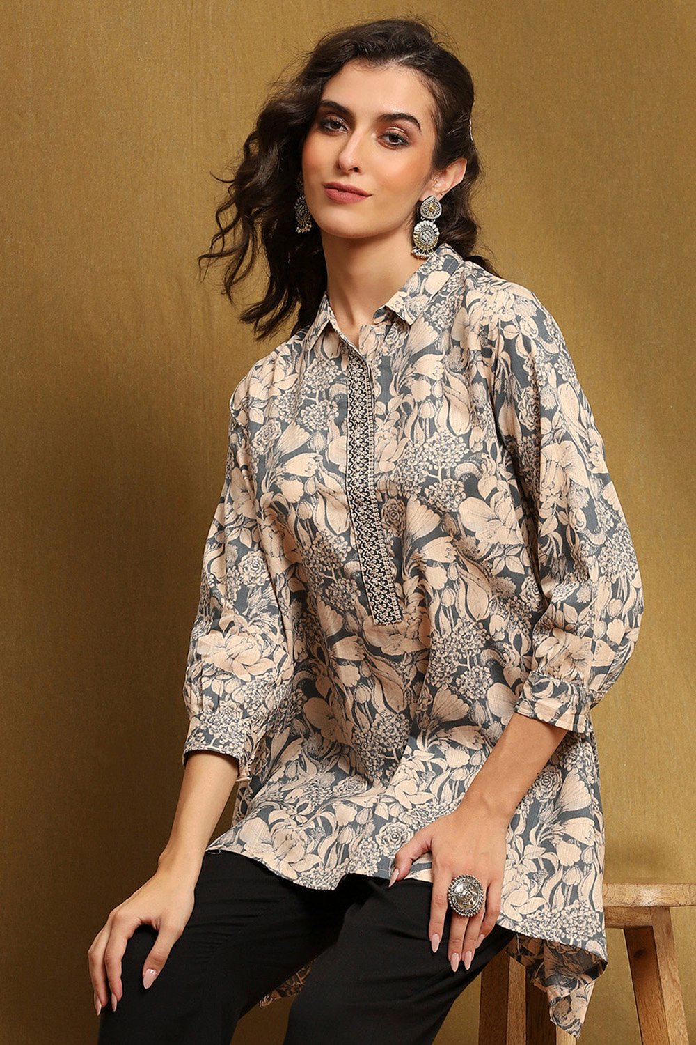 Beige and Grey Cotton Printed Straight Short Kurta image number 6