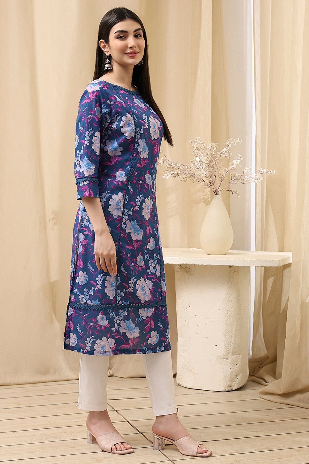 Blue Cotton Floral Straight Kurta image number 3