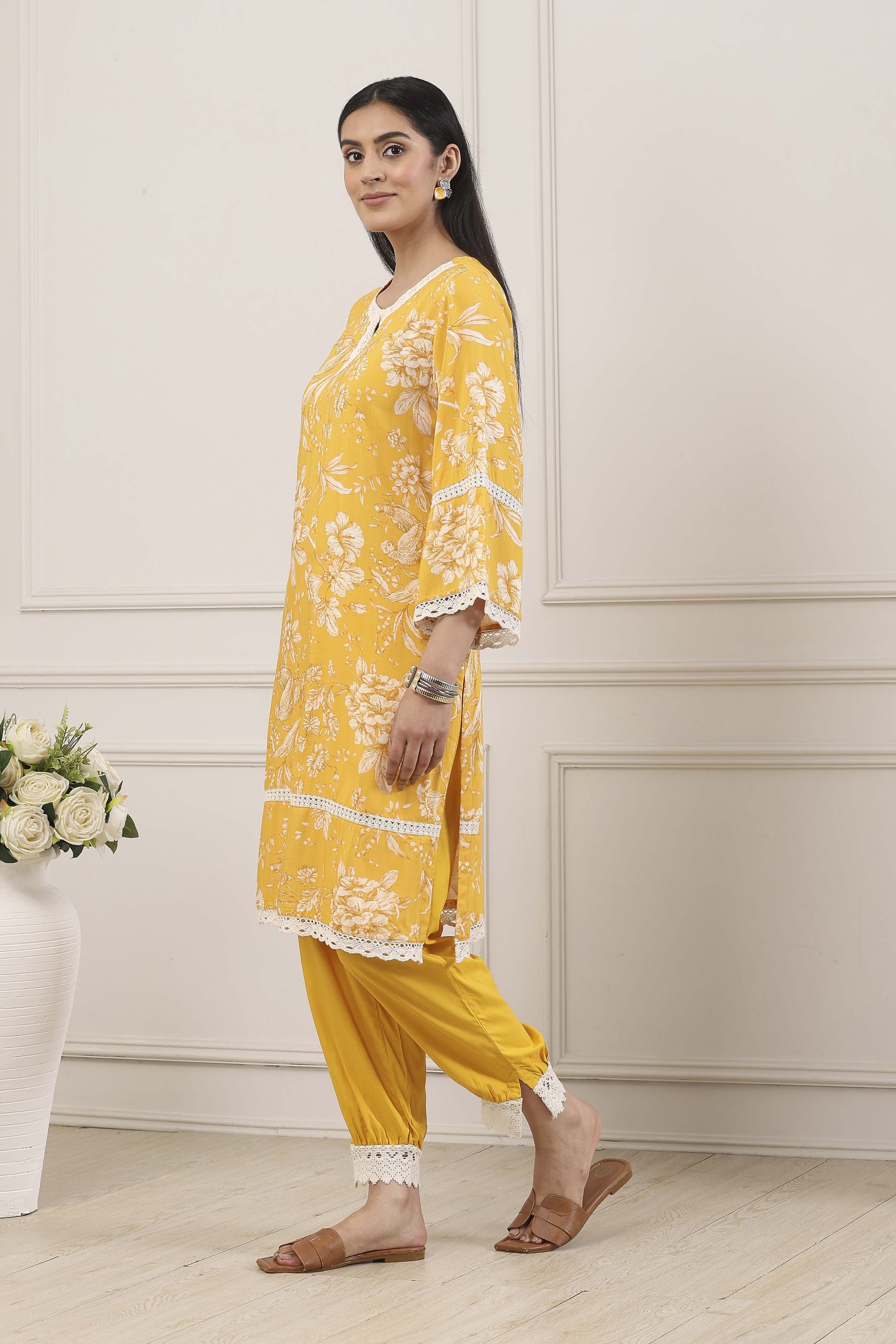 Red Floral Lace Work Straight Suit Set image number 3