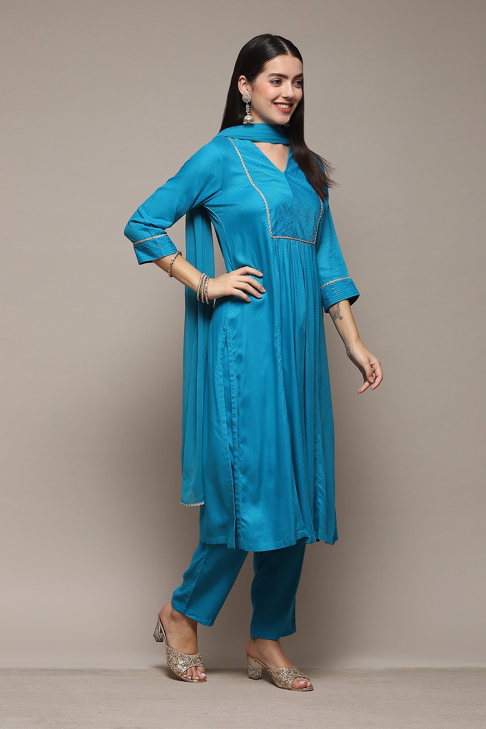 Light Pink LIVA Gathered Yarndyed Kurta Regular Pants Suit Set image number 6