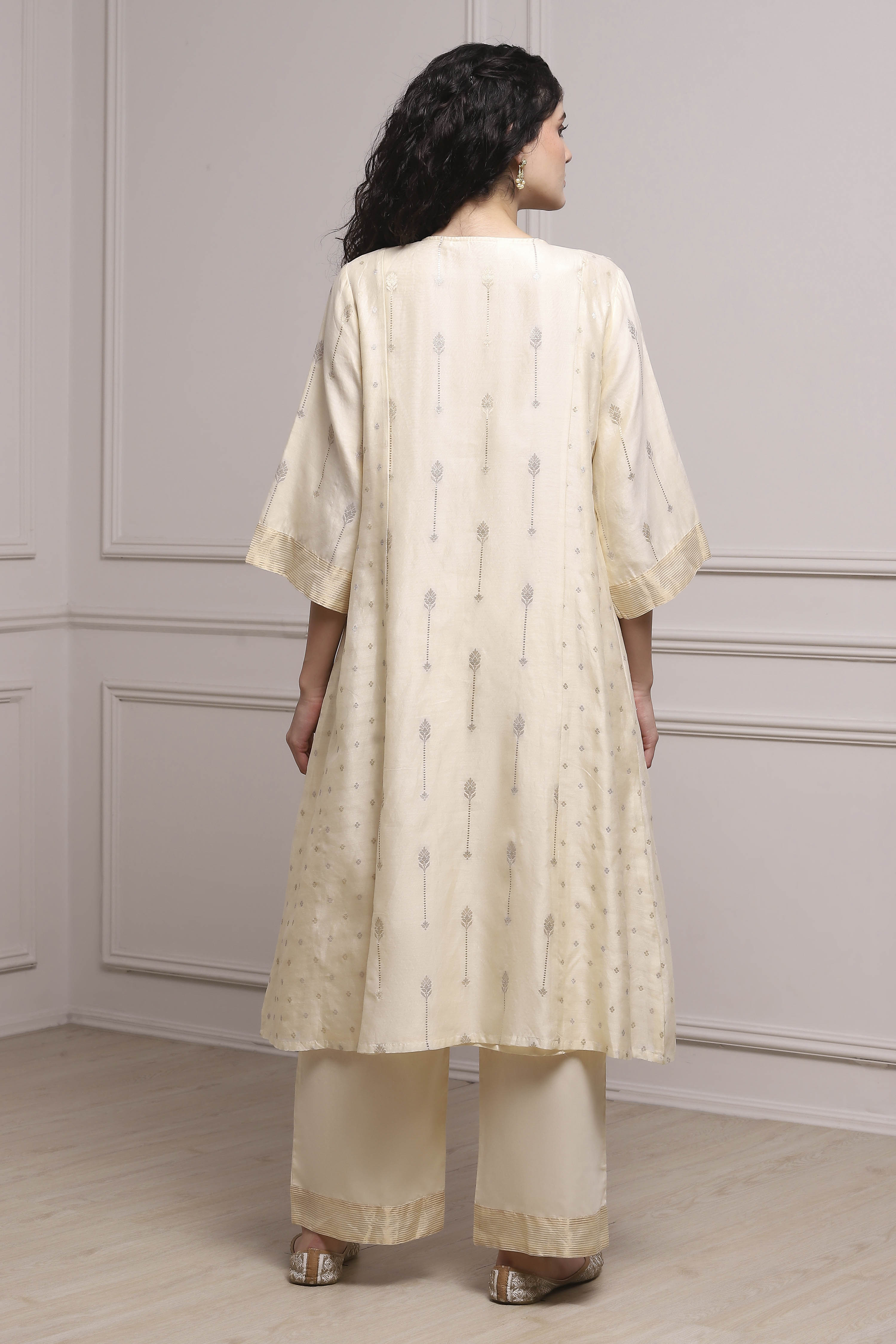 Cream Silk Metallic Gathered Suit Set image number 4