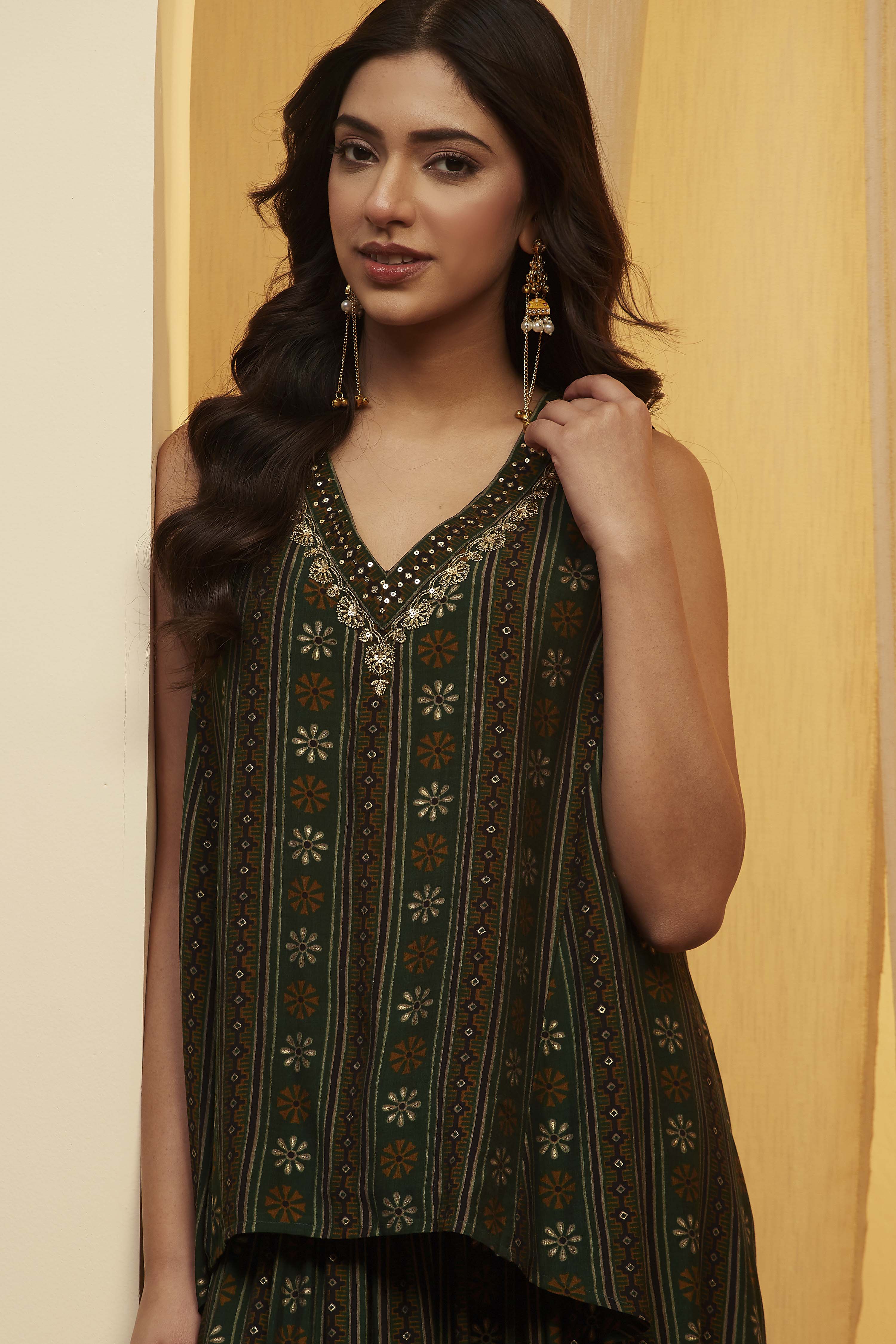 Green Viscose Blend Straight Kurta Pants Set image number 1