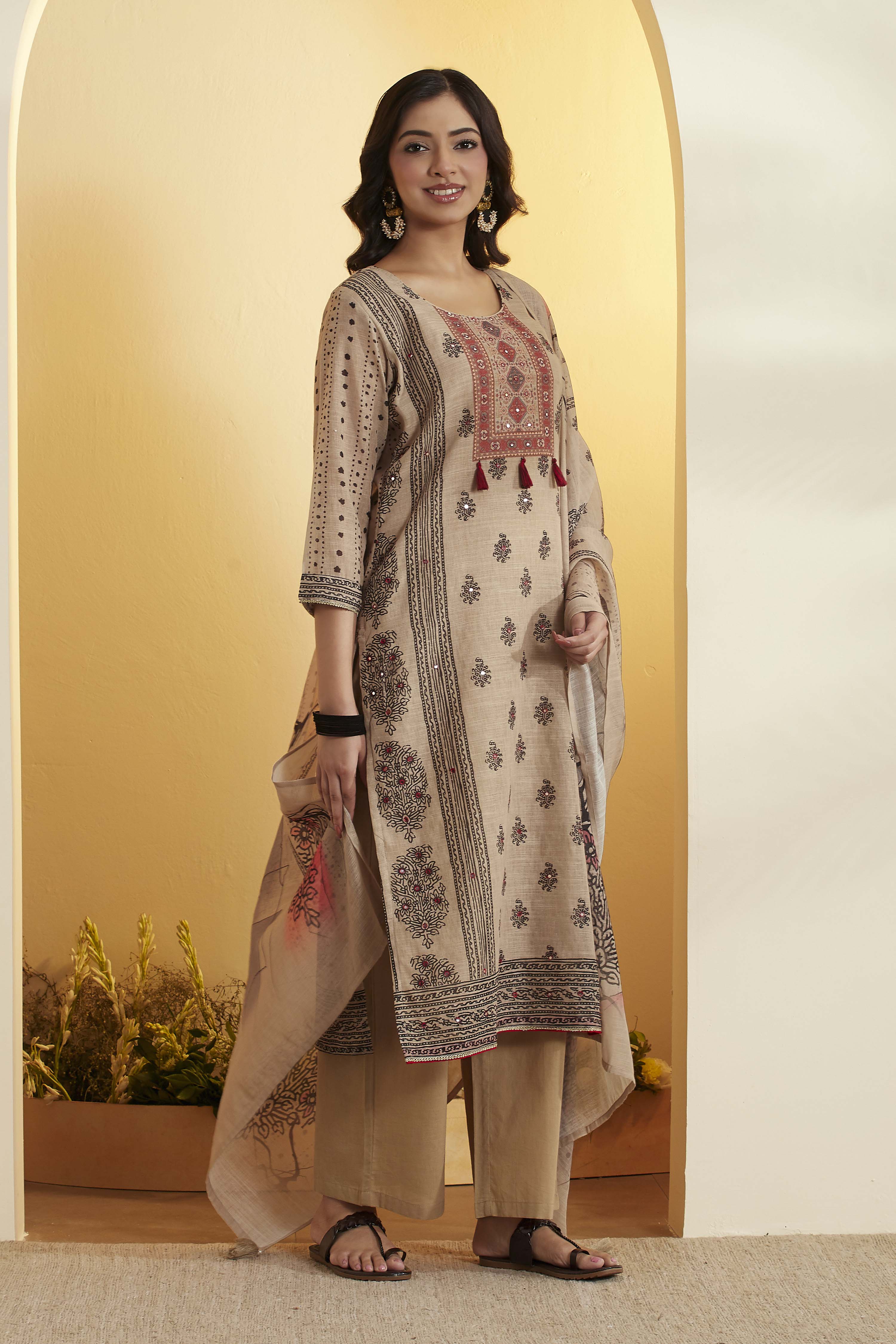 Beige Floral Motifs Poly Linen Kurta Set image number 4