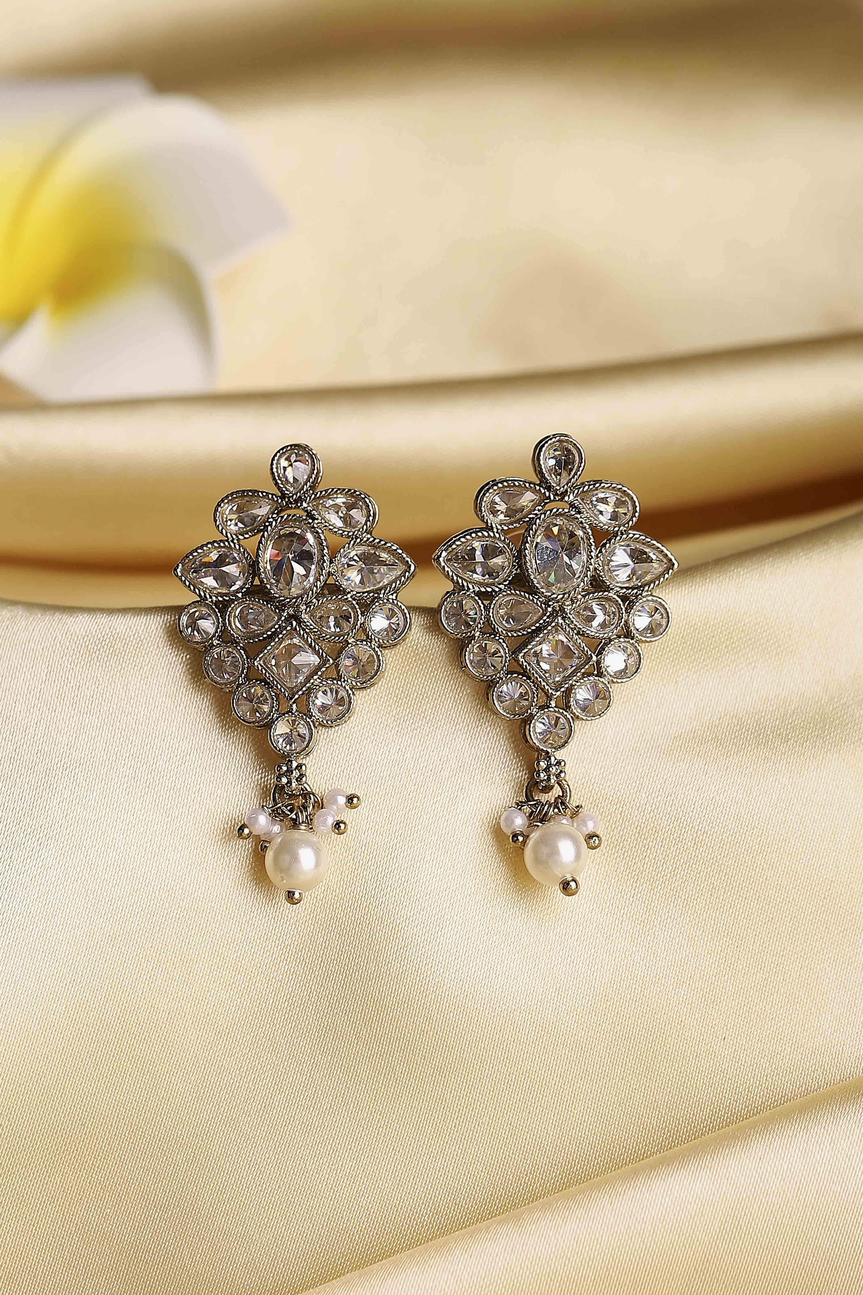White Pearl Earrings image number 0