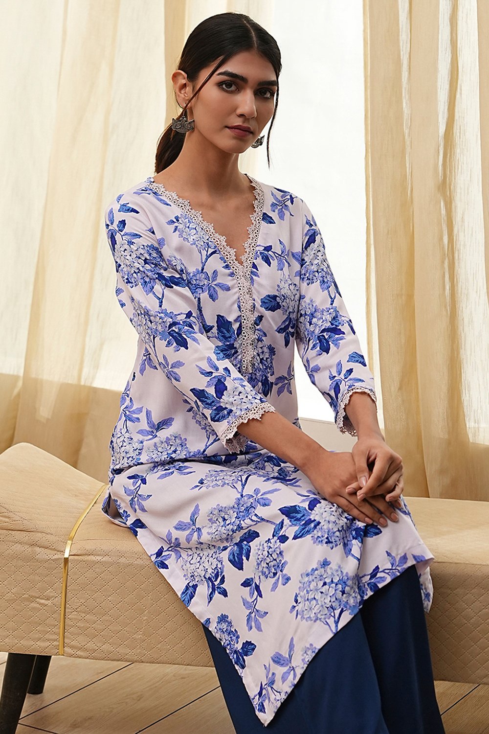 Blue and White Floral Printed Straight Kurta image number 6