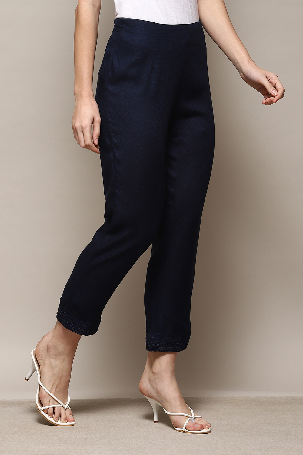Maroon Viscose Slim Solid Pants image number 3