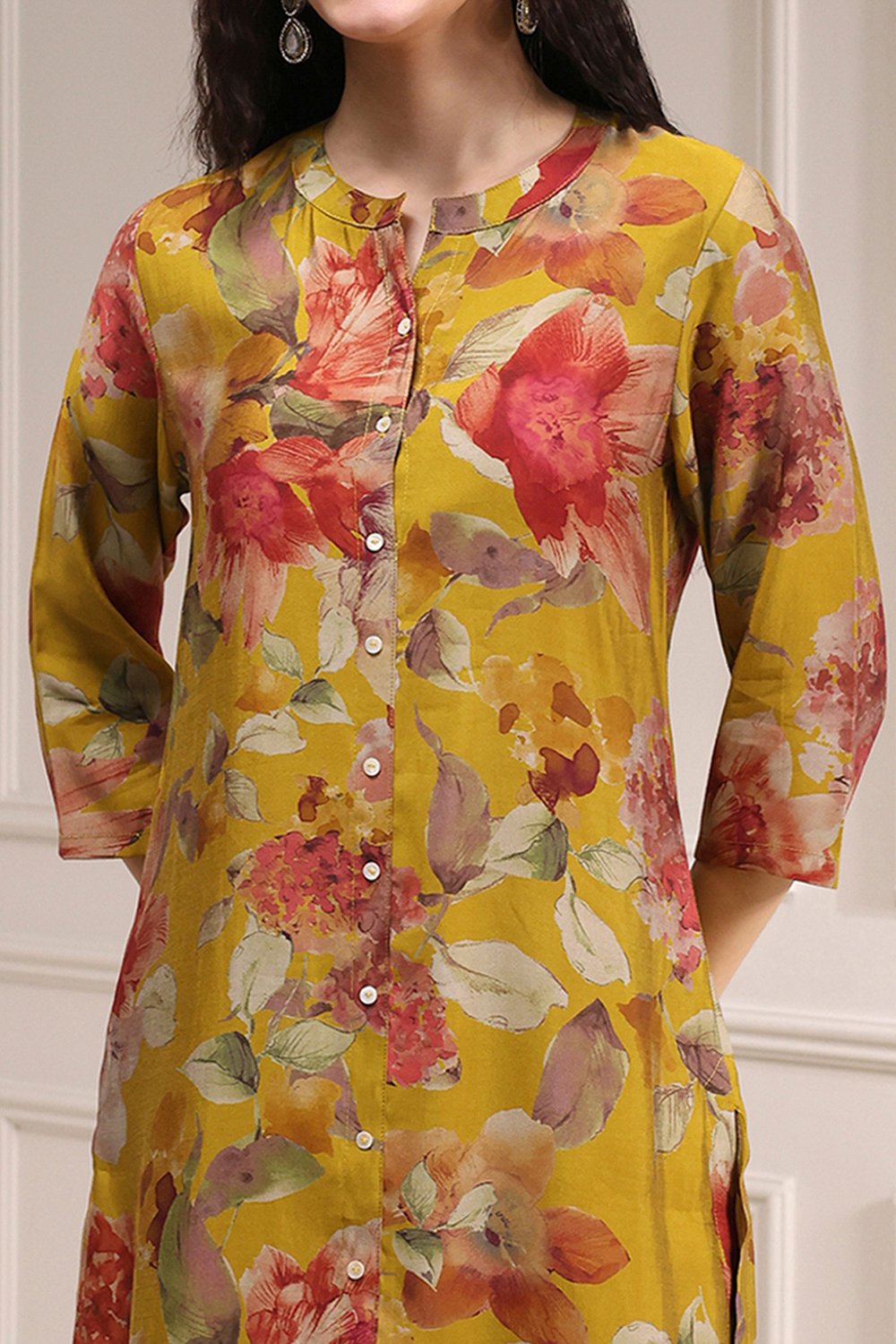 Yellow Floral Printed Straight Kurta image number 1