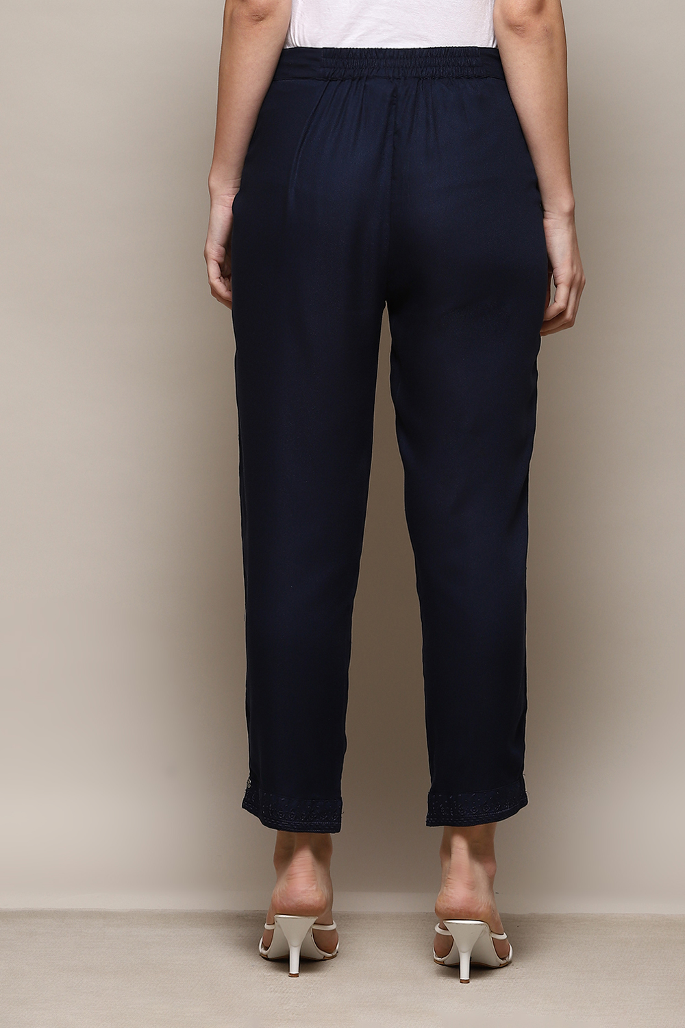 Maroon Viscose Slim Solid Pants image number 4