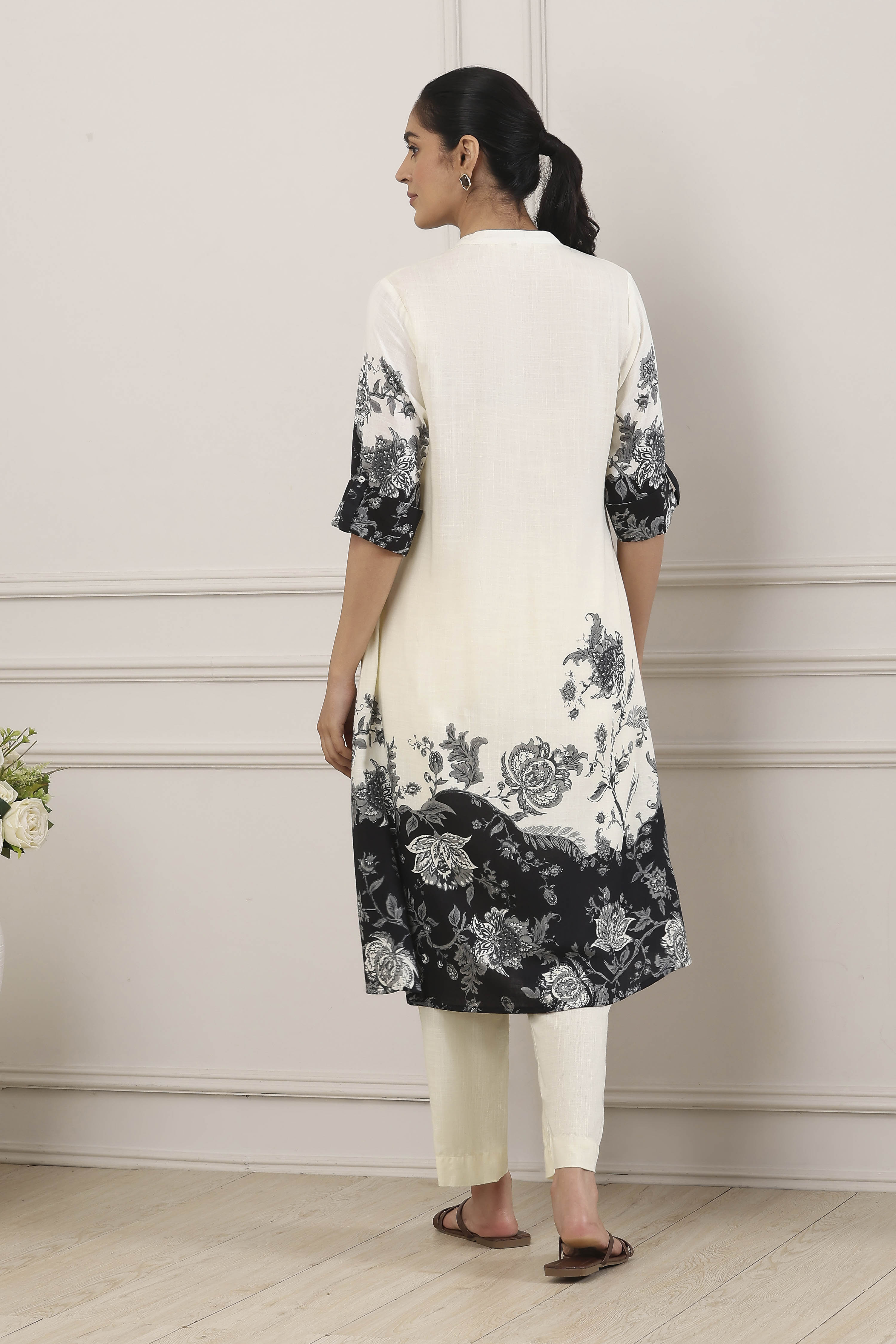 White & Black Monochrome Floral Printed Straight Kurta image number 3