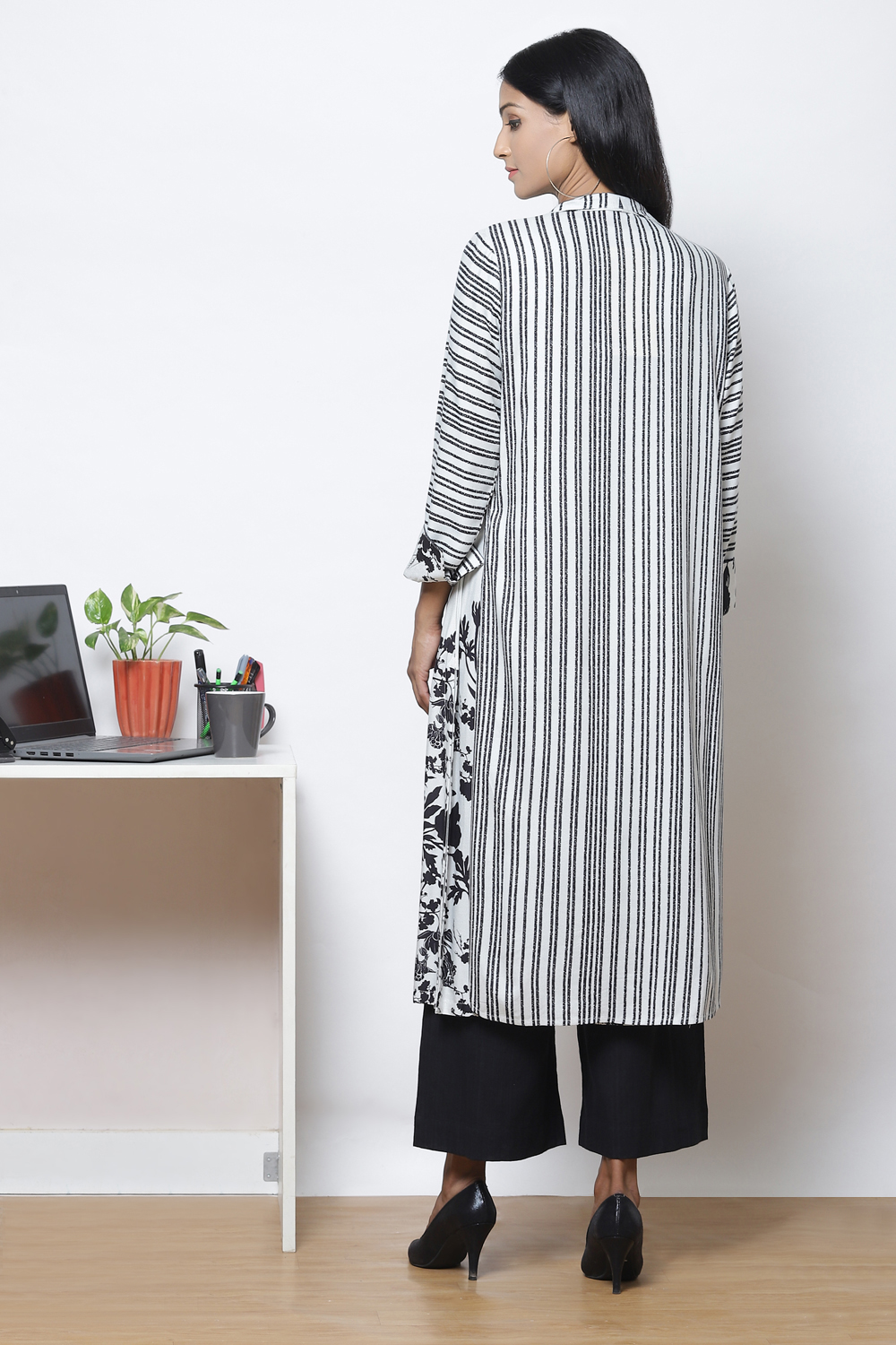 Black Grey LIVA Printed Kurta with Jacket image number 6