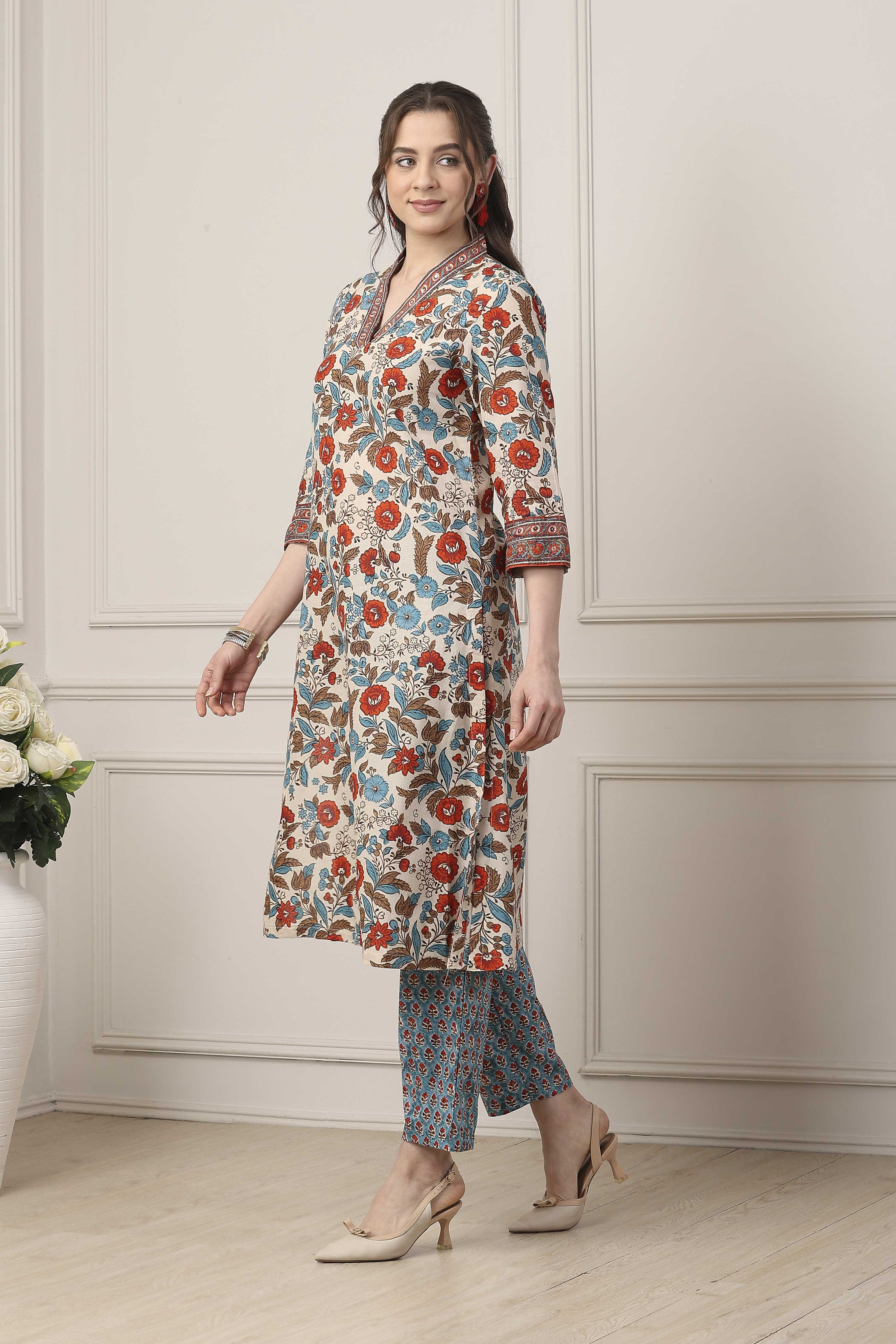 White Cotton Floral Printed Straight Suit Set image number 3
