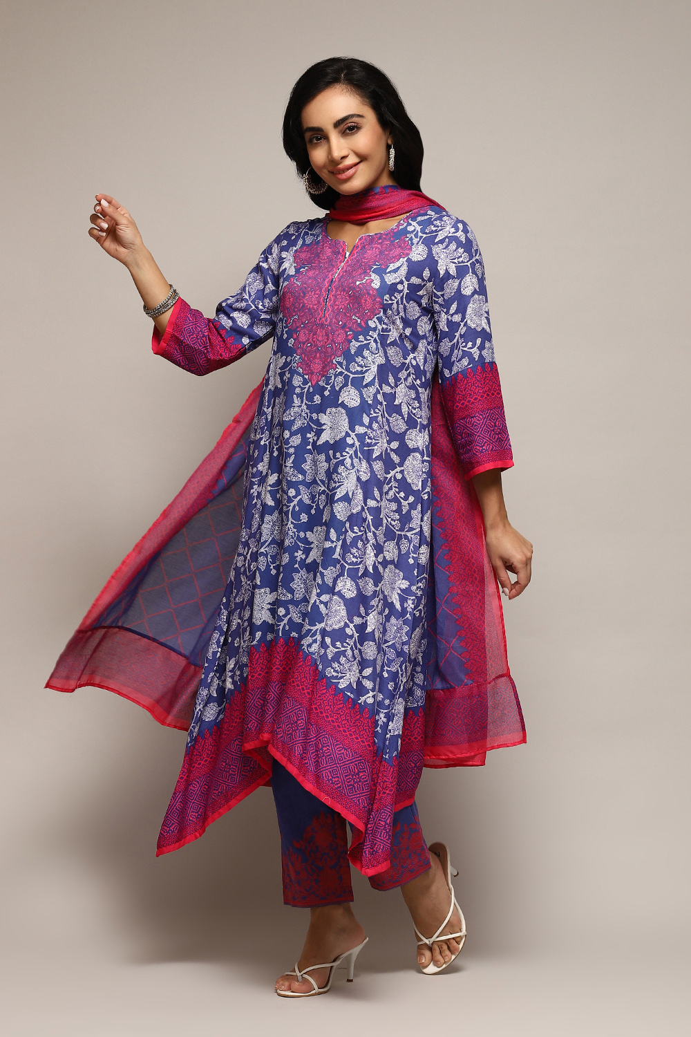 Off White Viscose Straight Printed Kurta Pant Suit Set image number 5