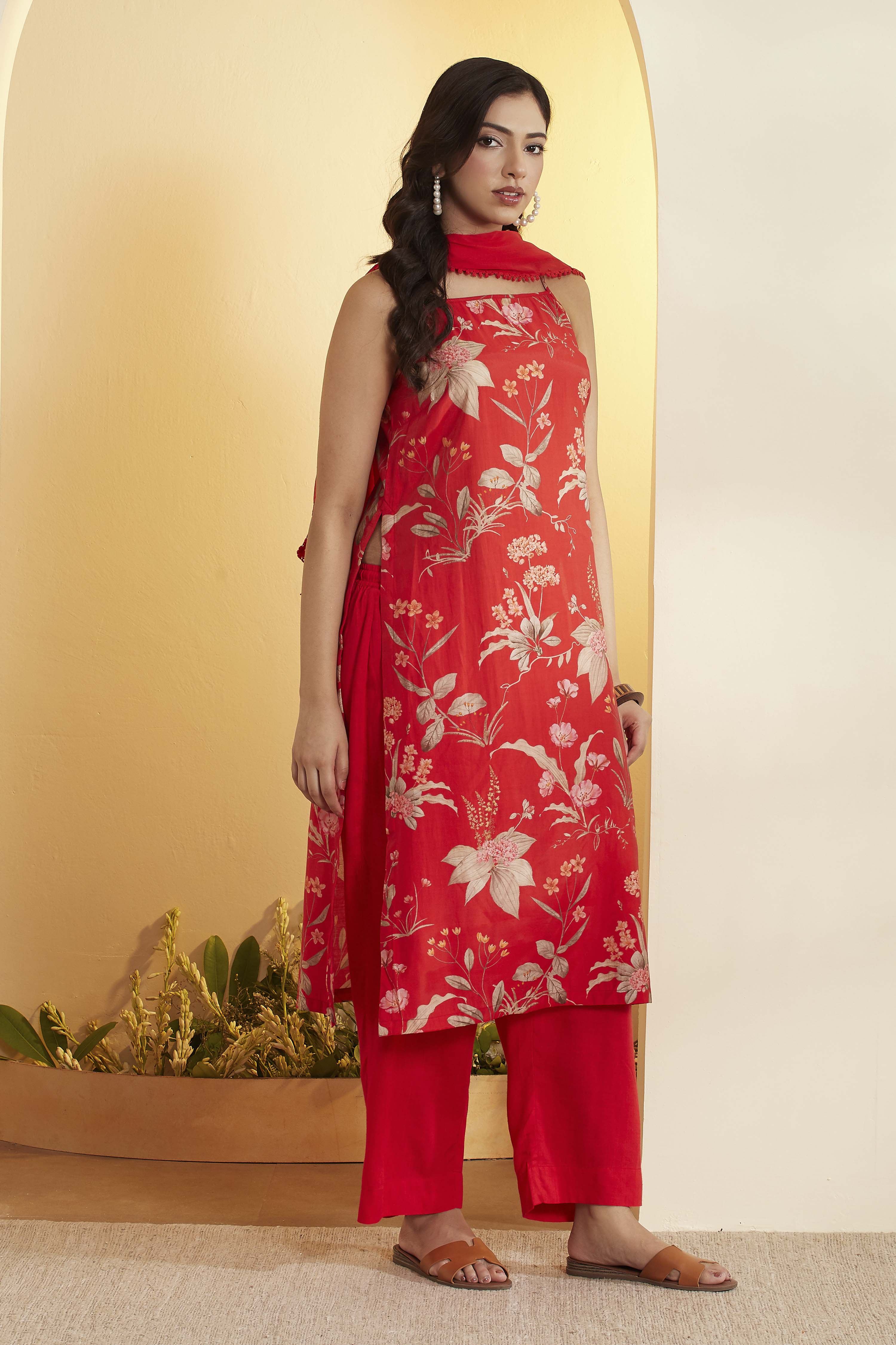 Red Floral Straight Viscose Blend Kurta Set image number 4