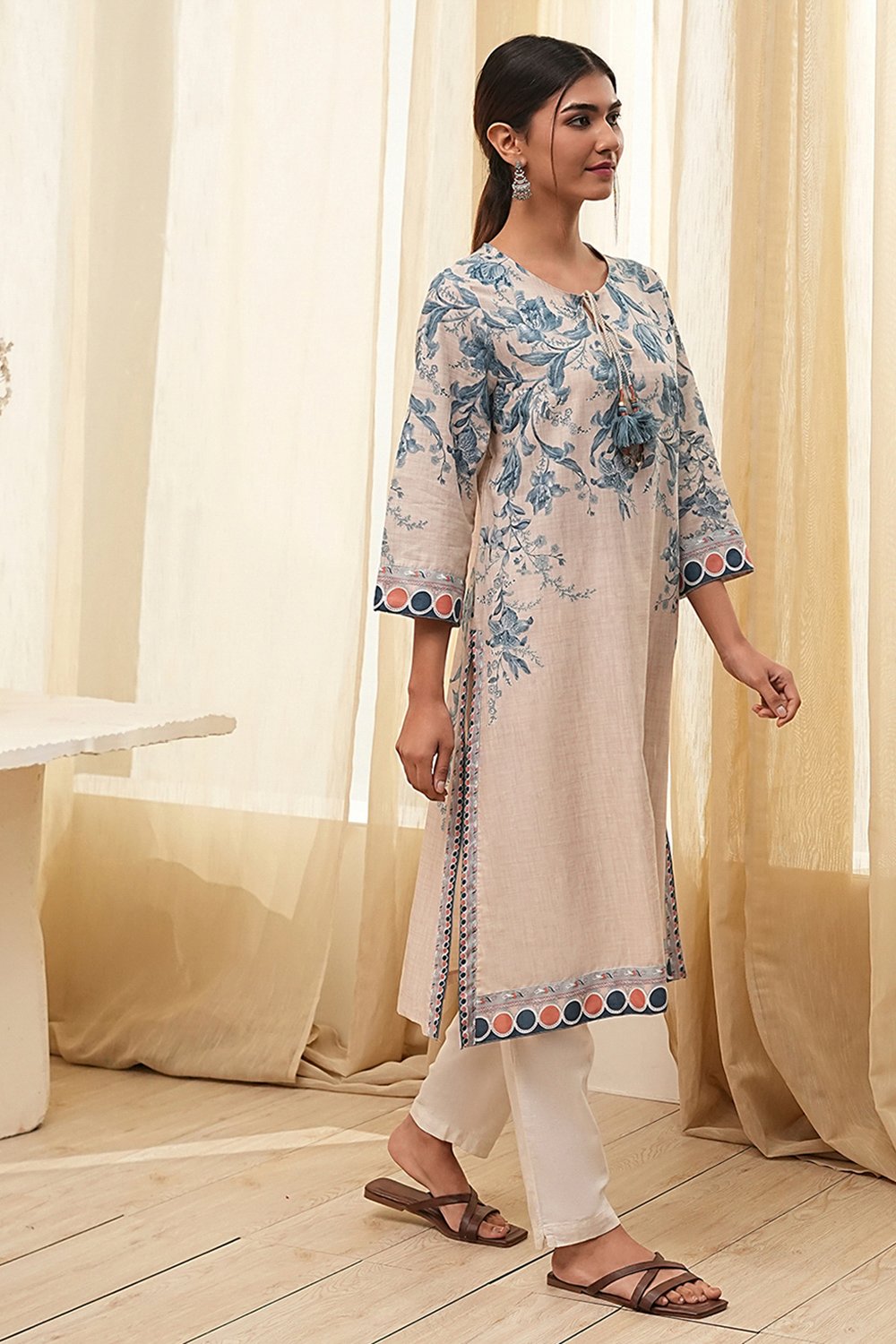 Beige and Blue Cotton Floral Straight Kurta image number 4