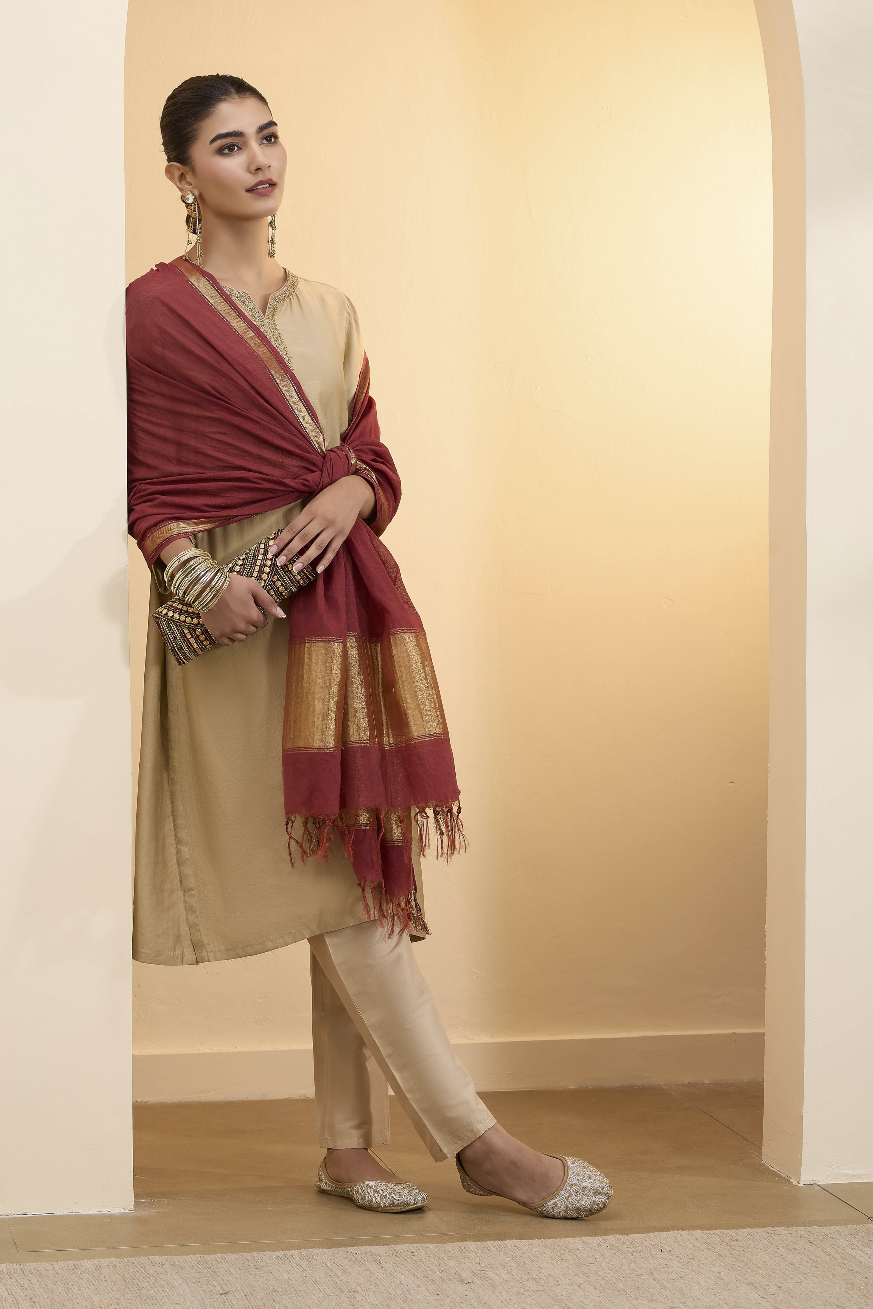 Maroon Cotton Zari Dupatta image number 4