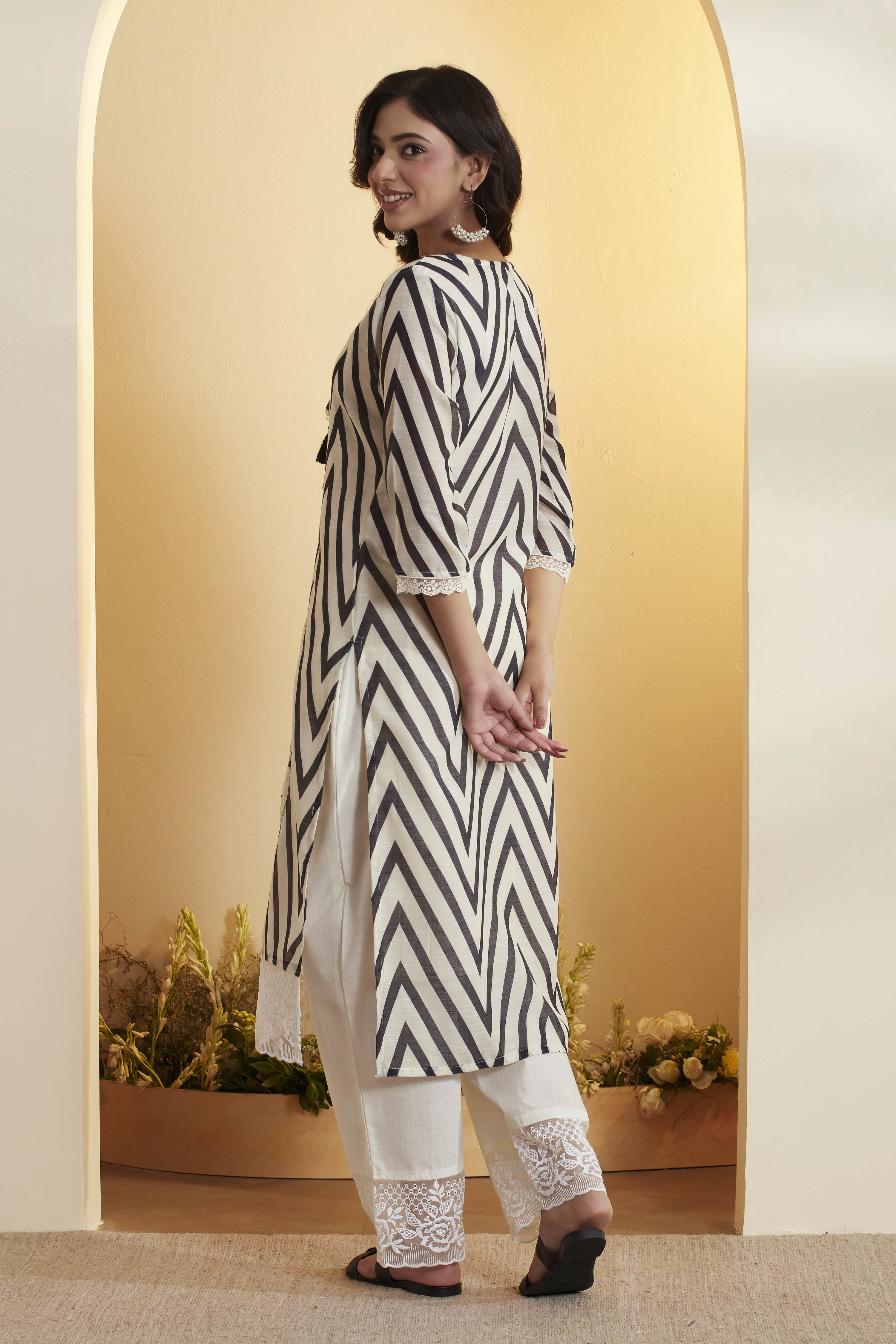 Black & White Printed Cotton Straight Kurta Set image number 5
