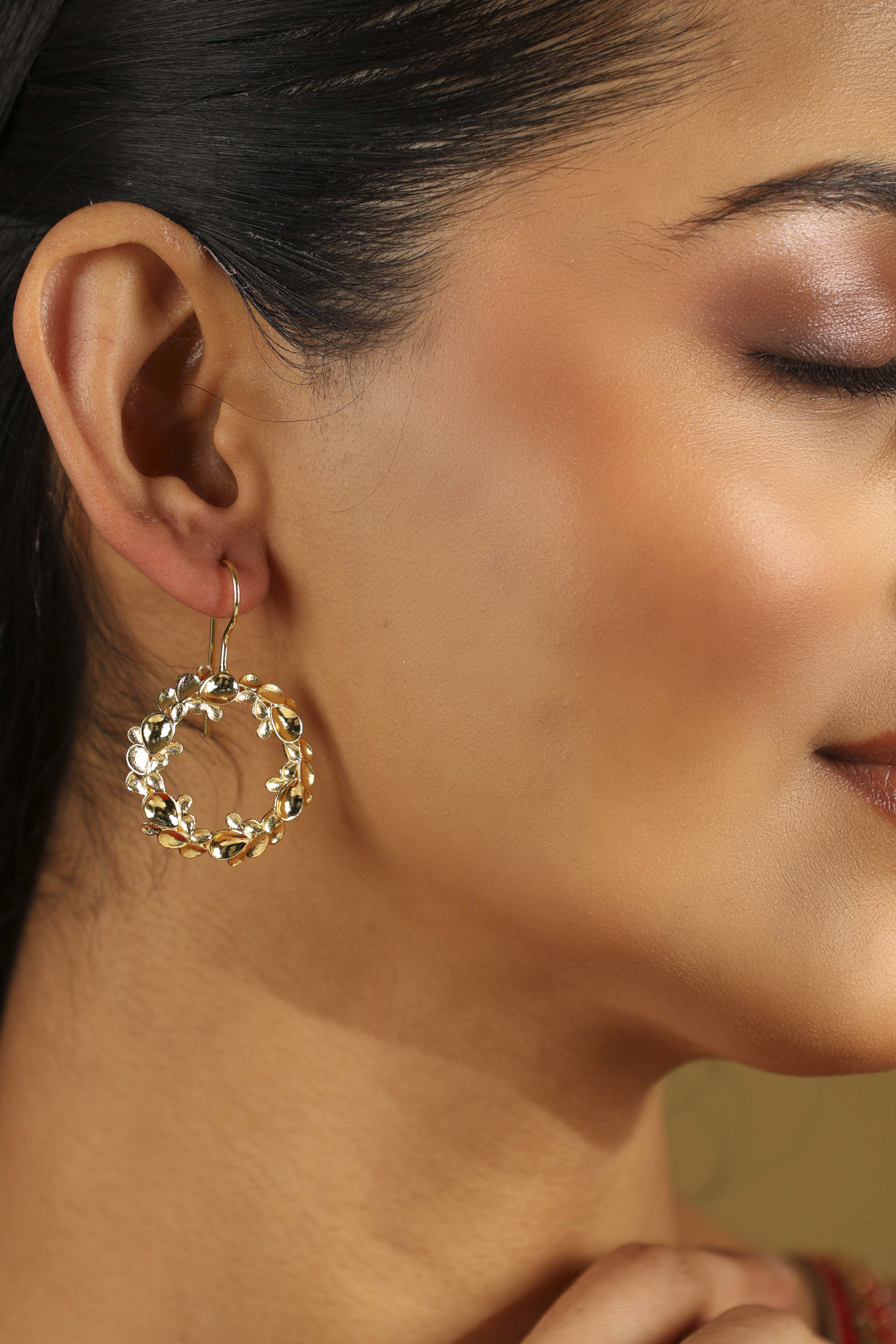 Gold Textured Earrings image number 1