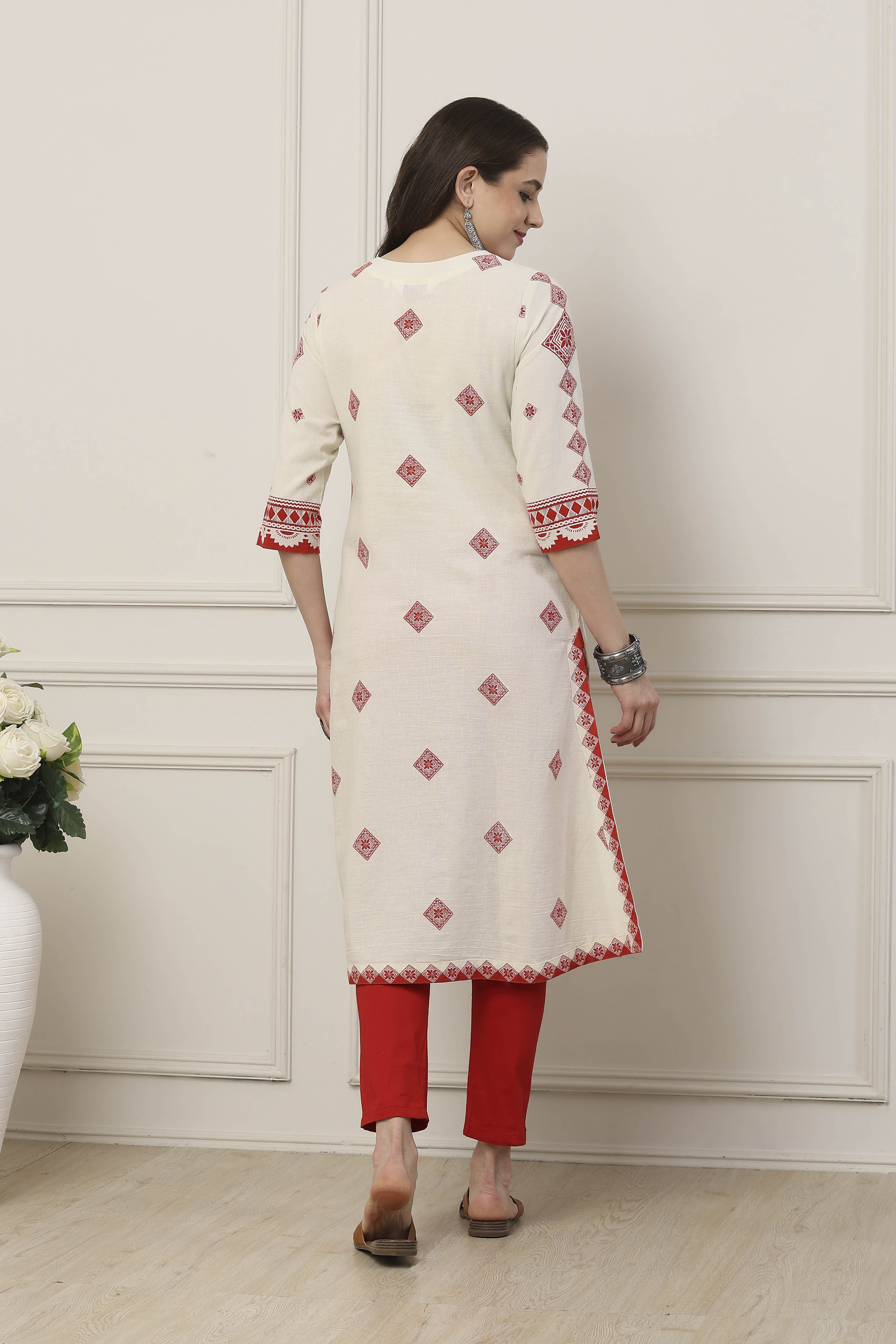Ivory & Orange Cotton Ethnic Motif Printed Straight Kurta image number 3
