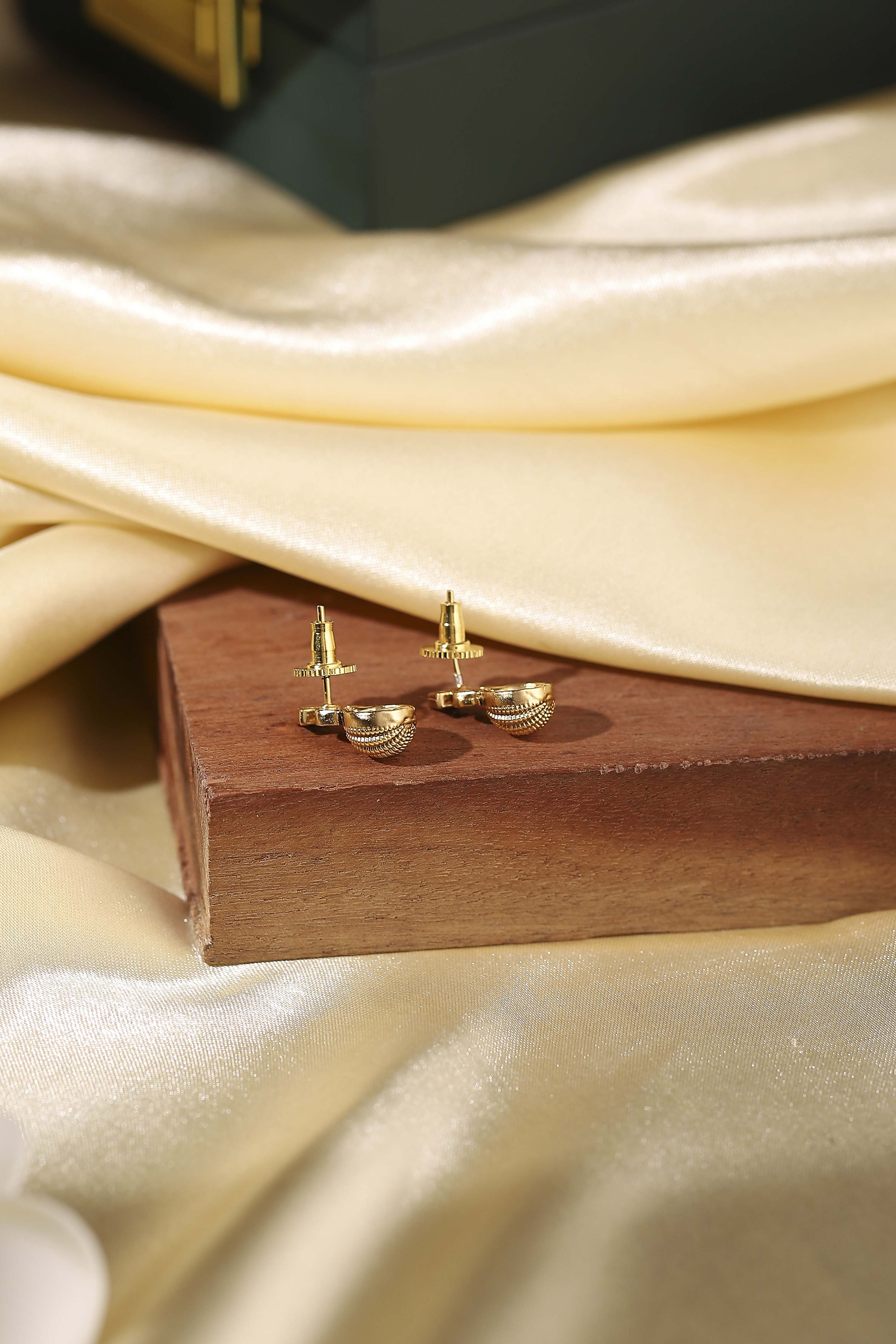 Multicolor Brass Studs image number 2