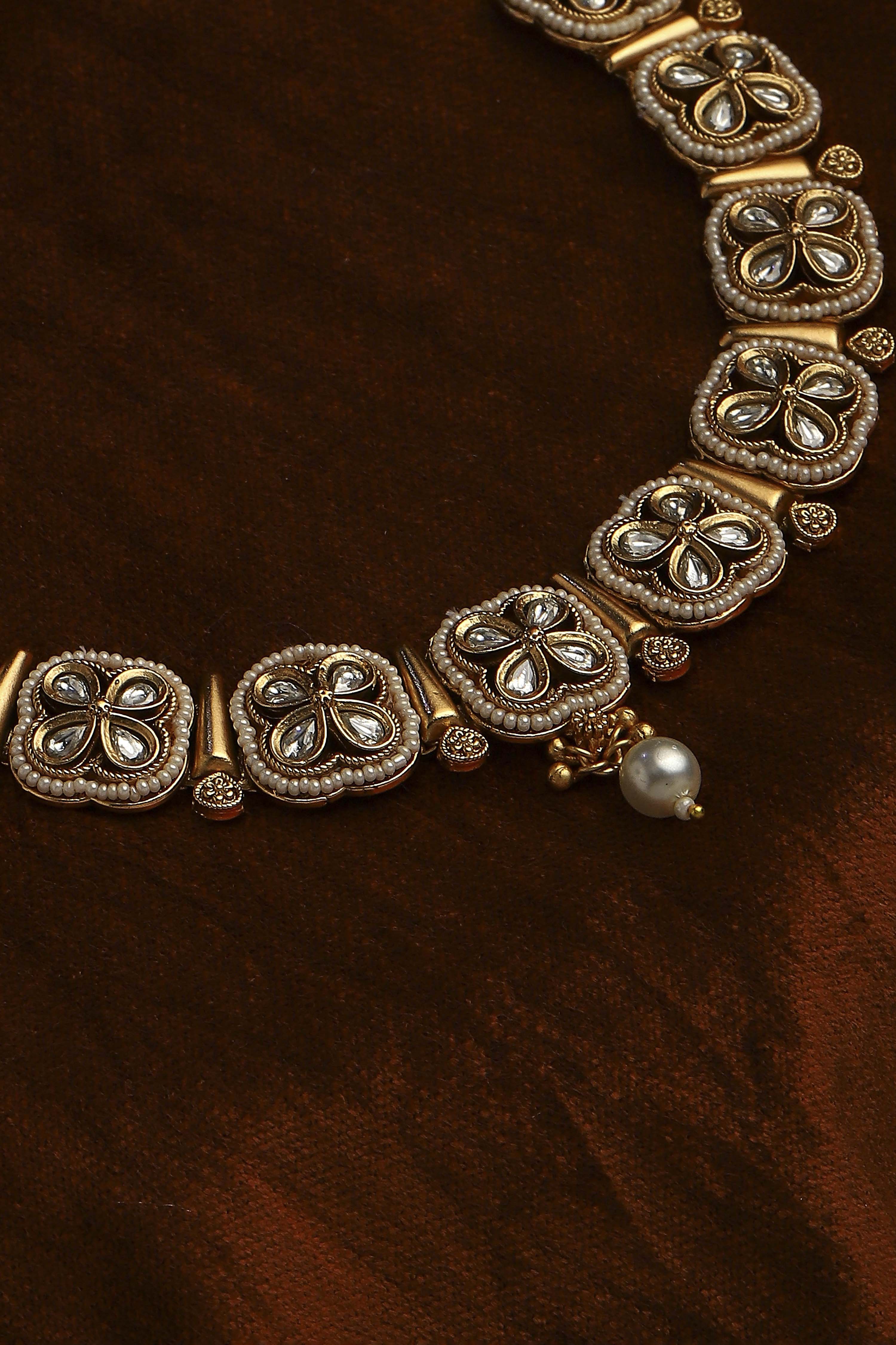 White Alloy Necklace Set image number 4