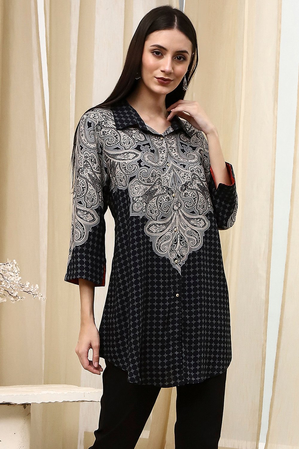 Black Printed Shirt-Style Straight Short Kurta image number 4