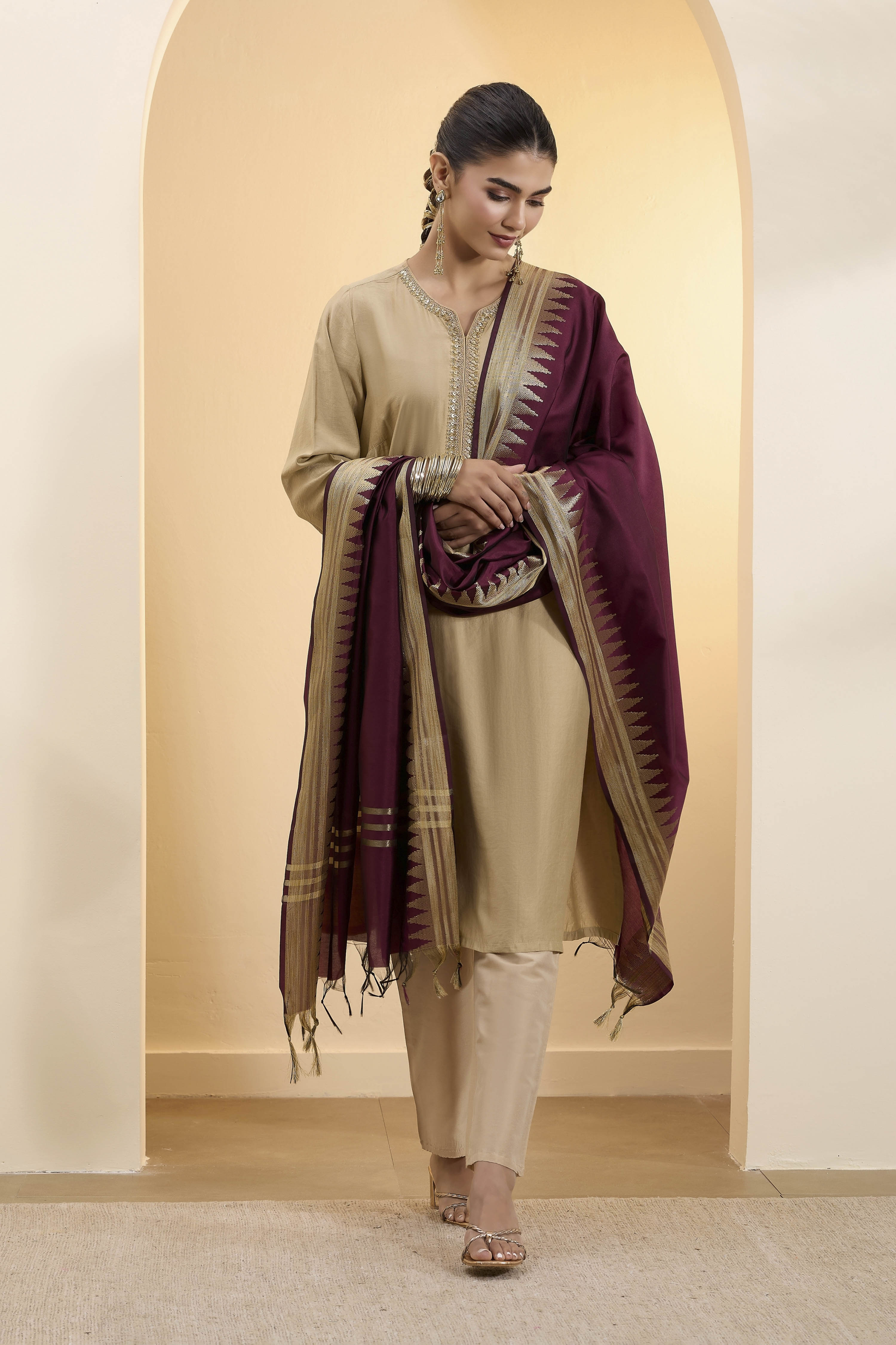 Maroon Poly Loom Side Striped Dupatta image number 1