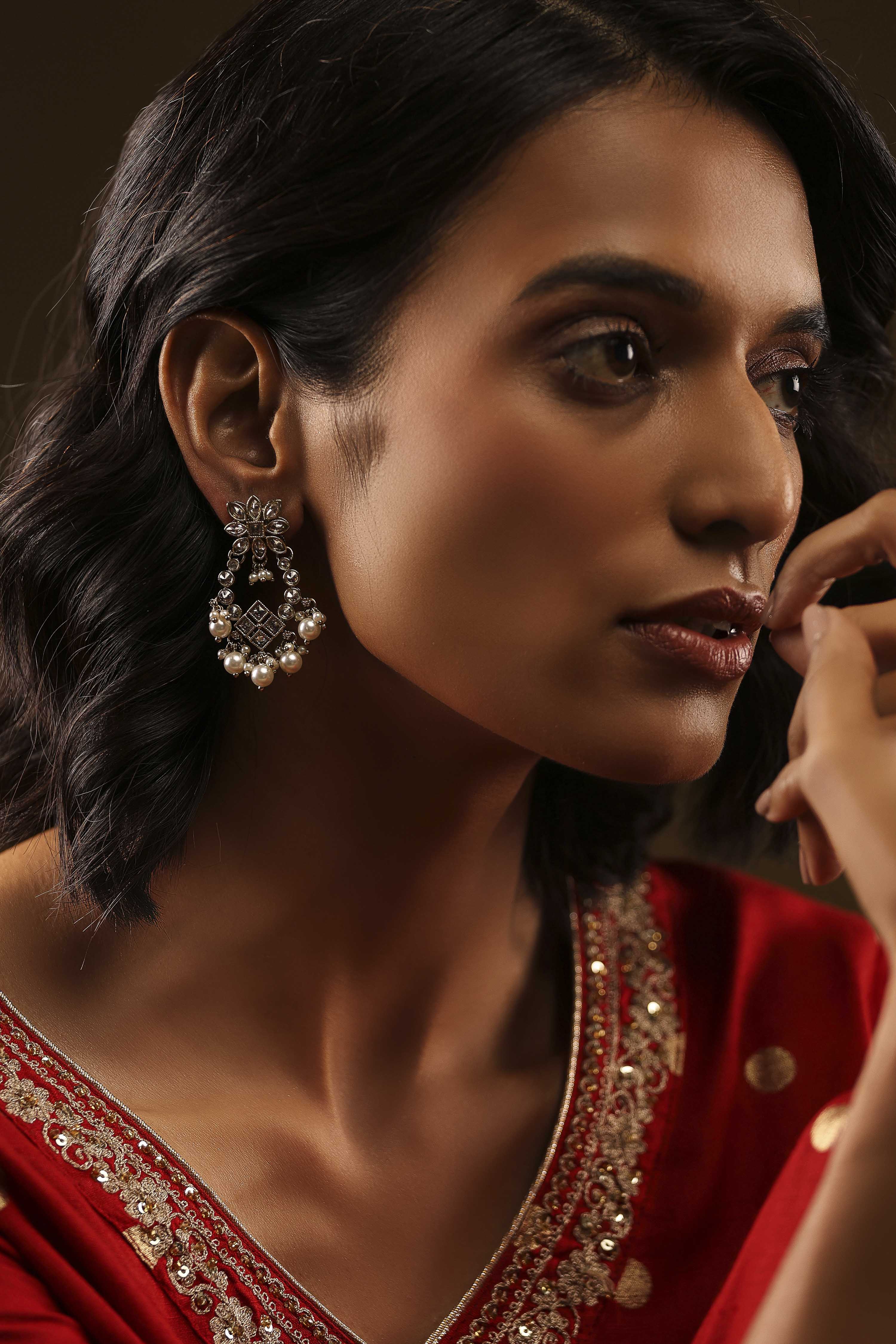 White Pearl Earrings image number 3