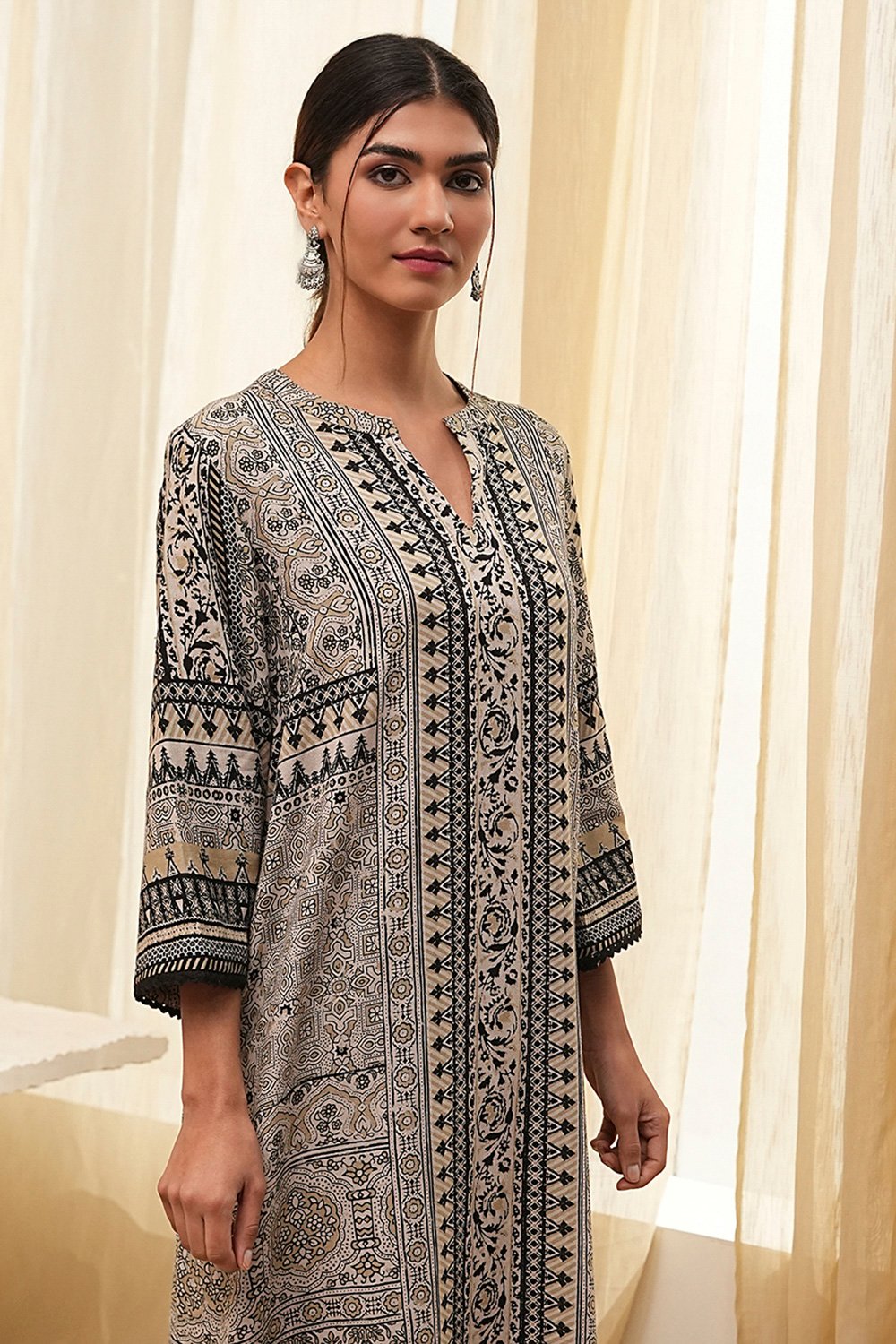 Ecru and Black Printed Straight Kurta image number 1