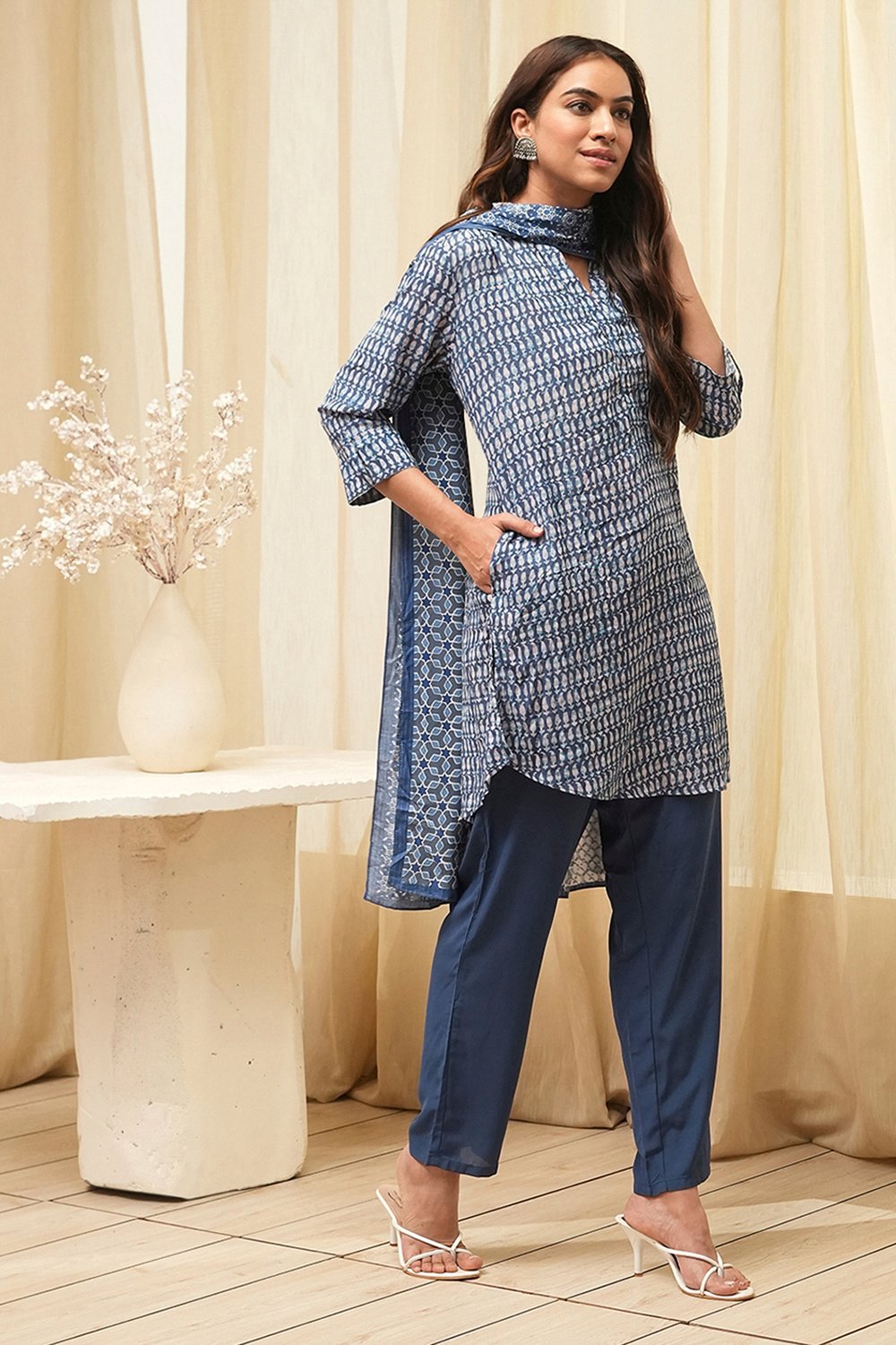 Grey & Pink Art Silk Straight Kurta Pant Suit Set image number 5