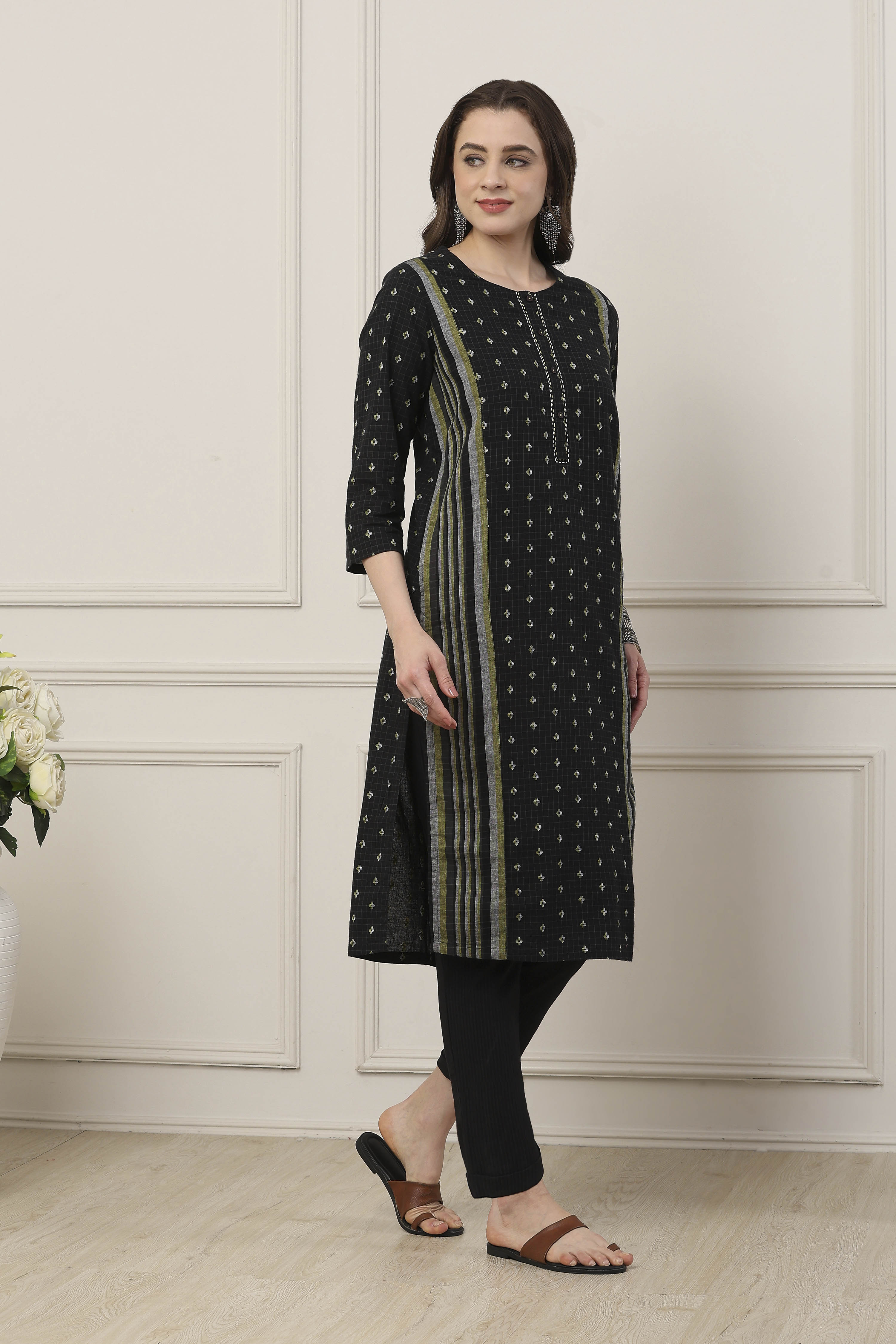 Black Cotton Floral Striped Straight Kurta image number 0