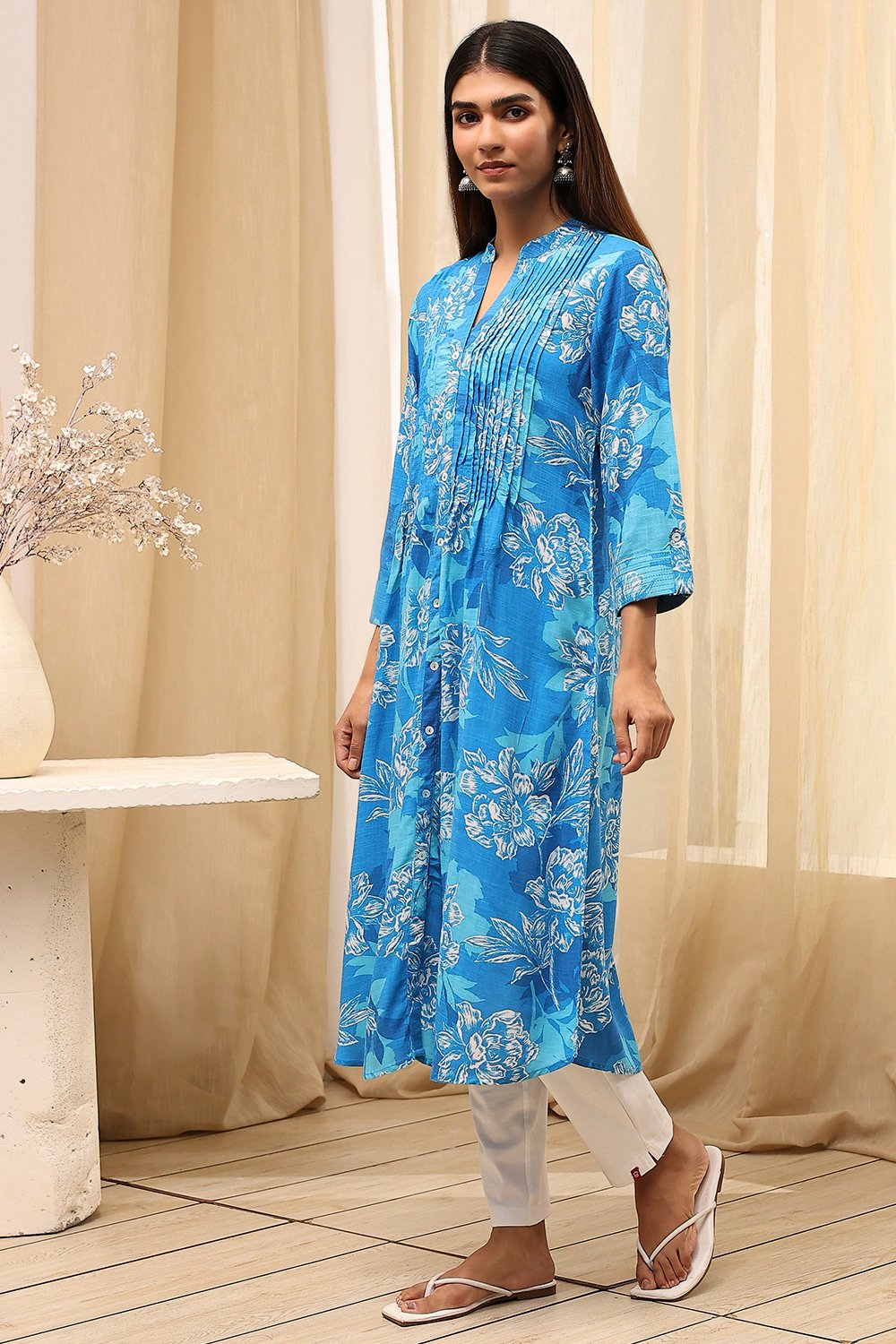 Blue Floral Printed Straight Kurta image number 2