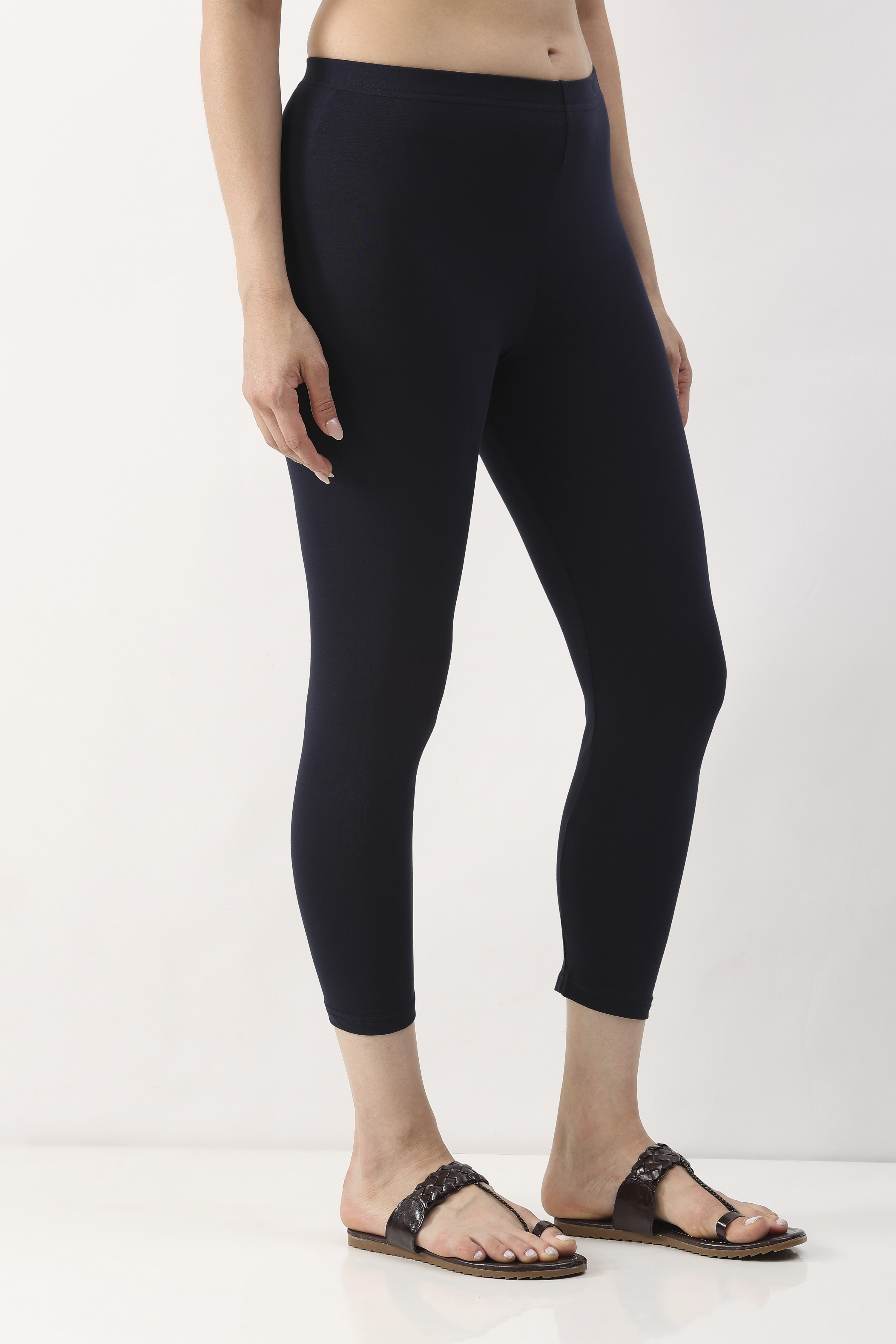 Maroon Cotton Lycra Solid Fitted Cropped Leggings image number 3