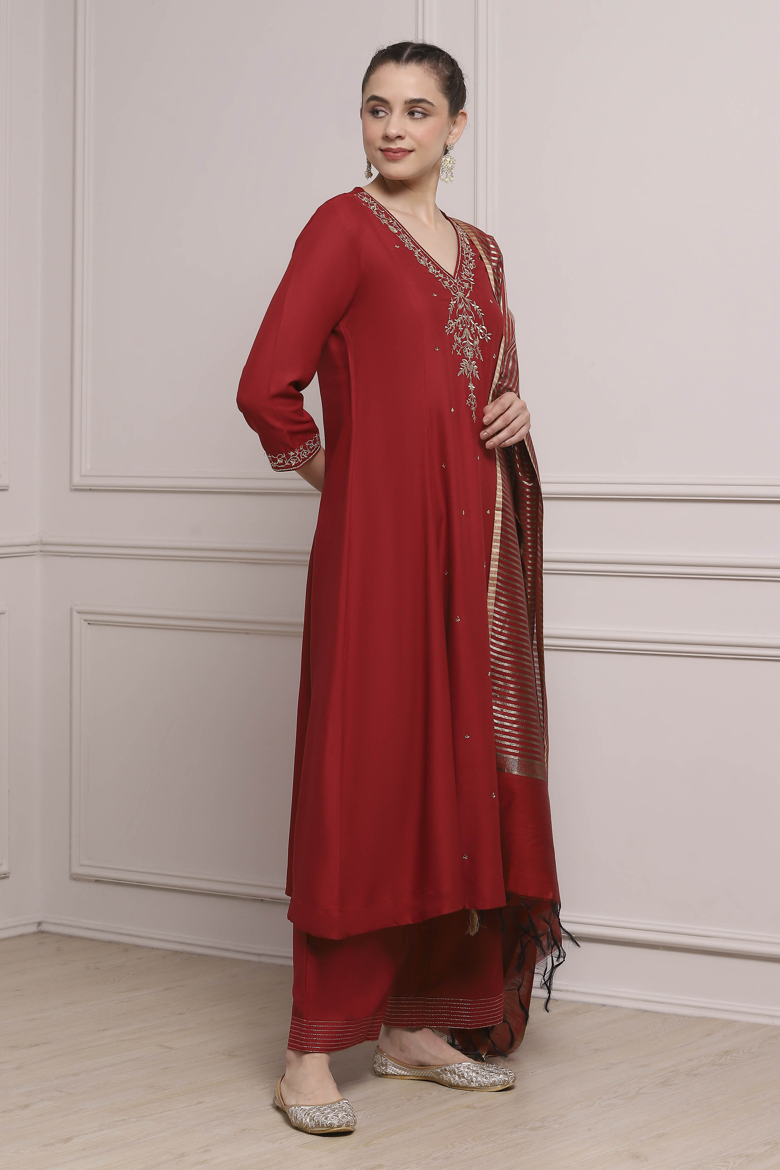 Green Viscose Rayon Straight Embroidered Suit Set image number 5